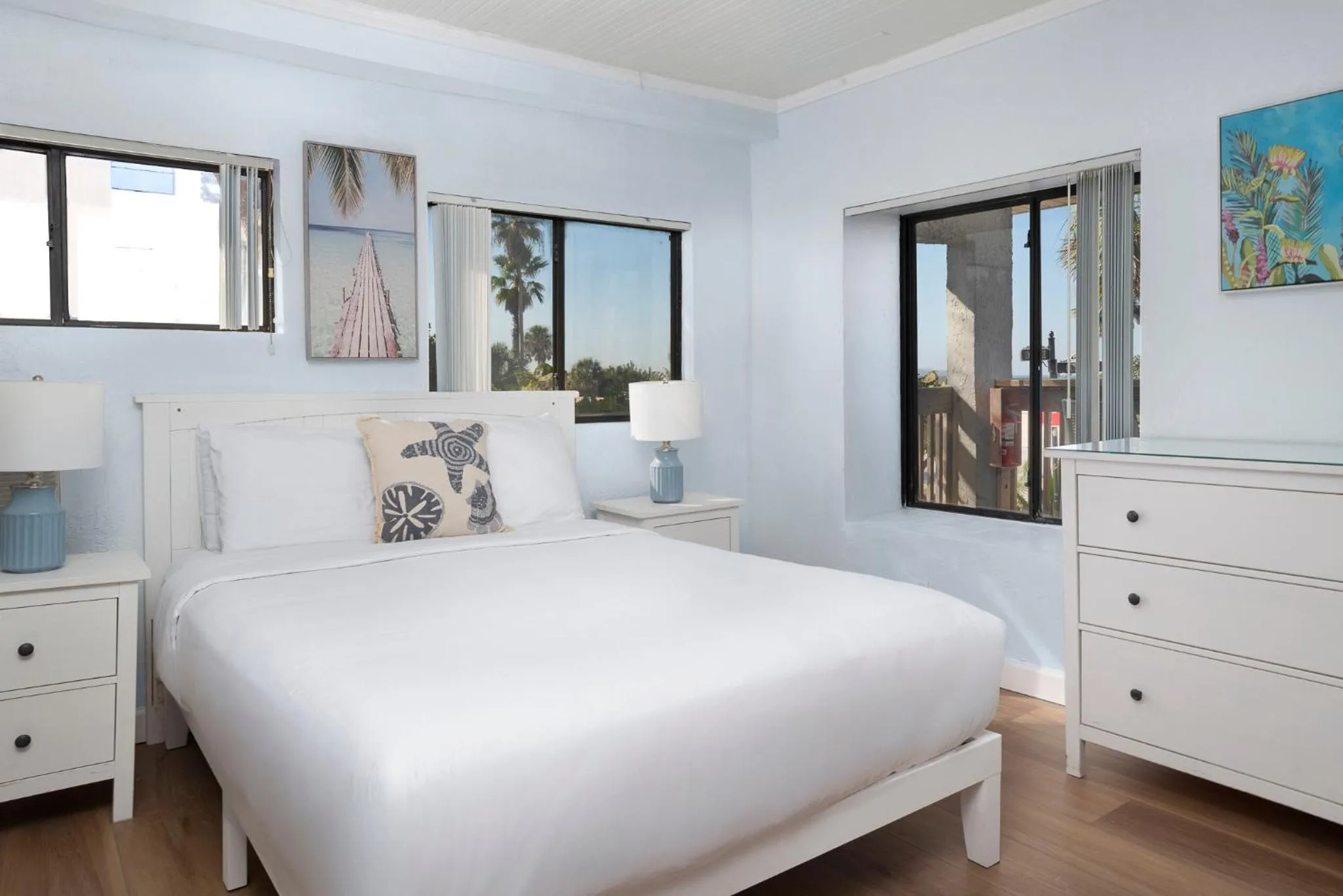 Bed in Sabal Palms Inn