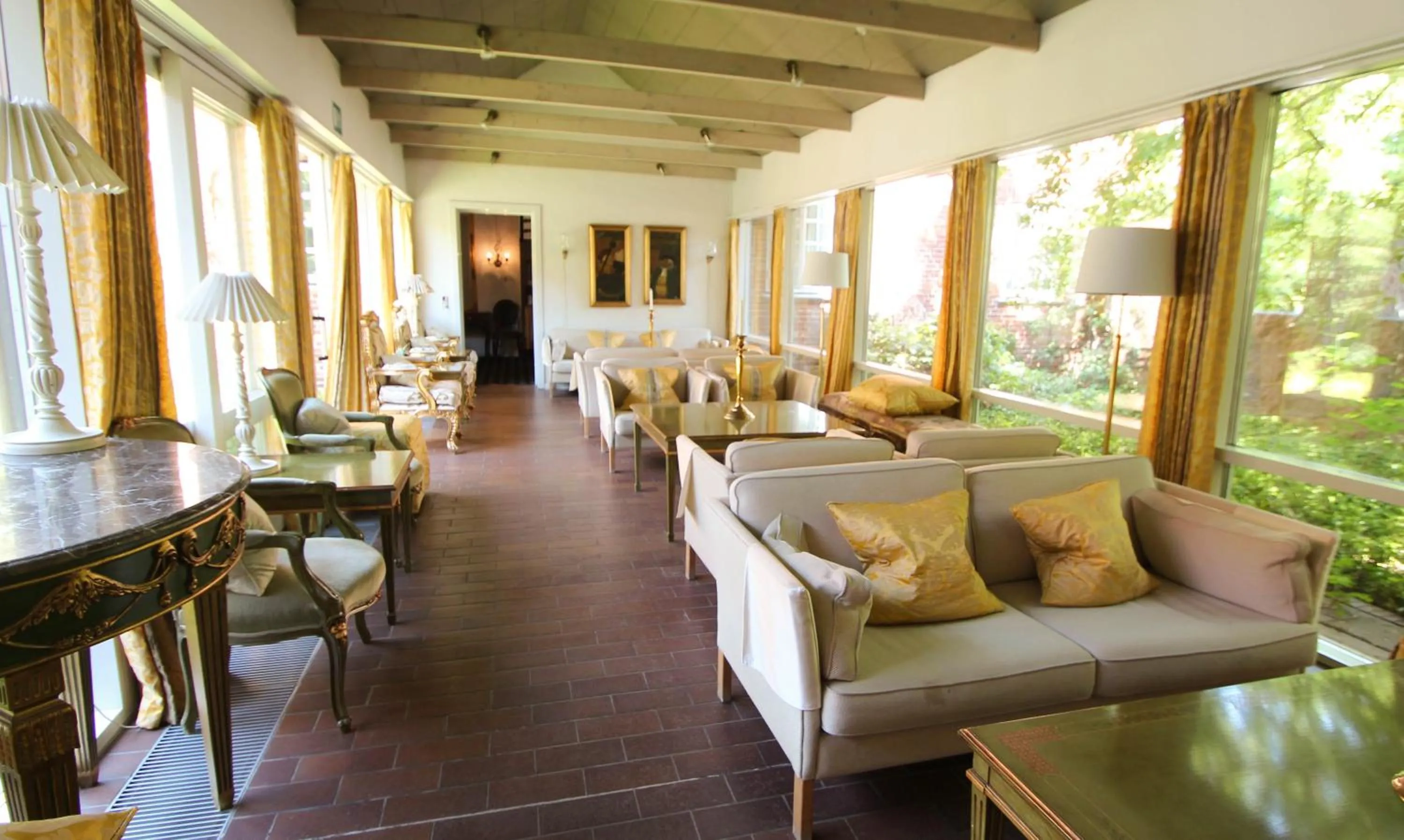 Communal lounge/ TV room in Sauntehus Castle Hotel