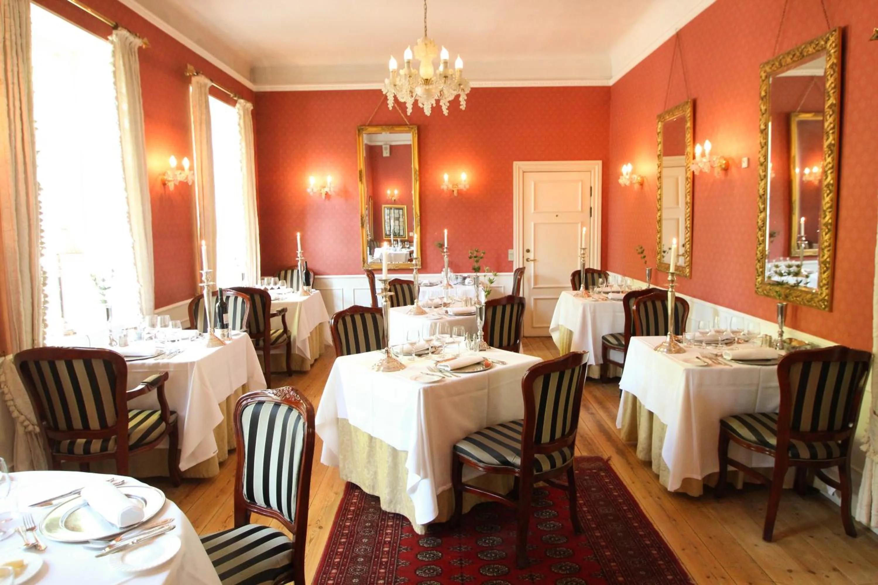 Restaurant/places to eat in Sauntehus Castle Hotel