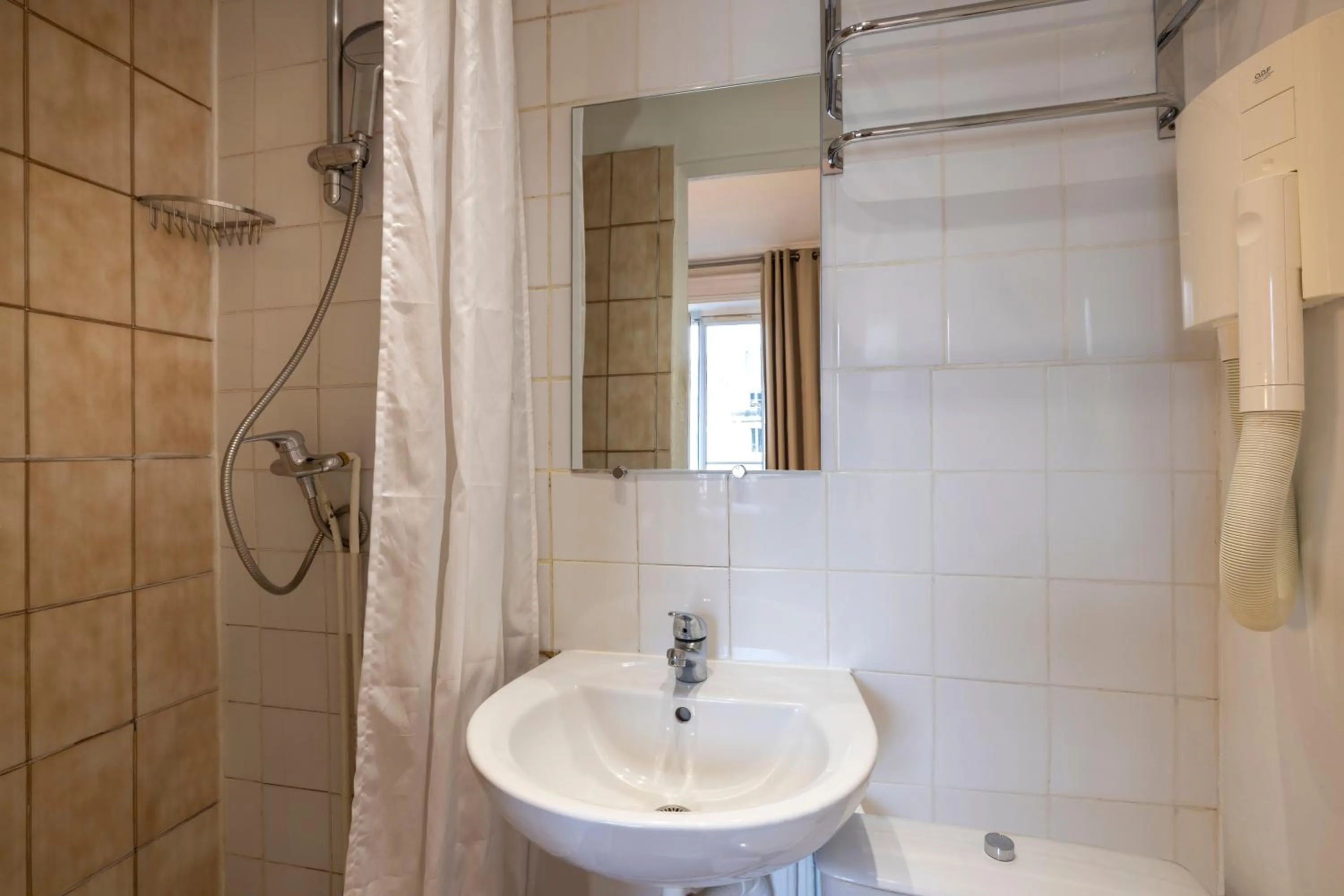 Le Regent Montmartre by Hiphophostels