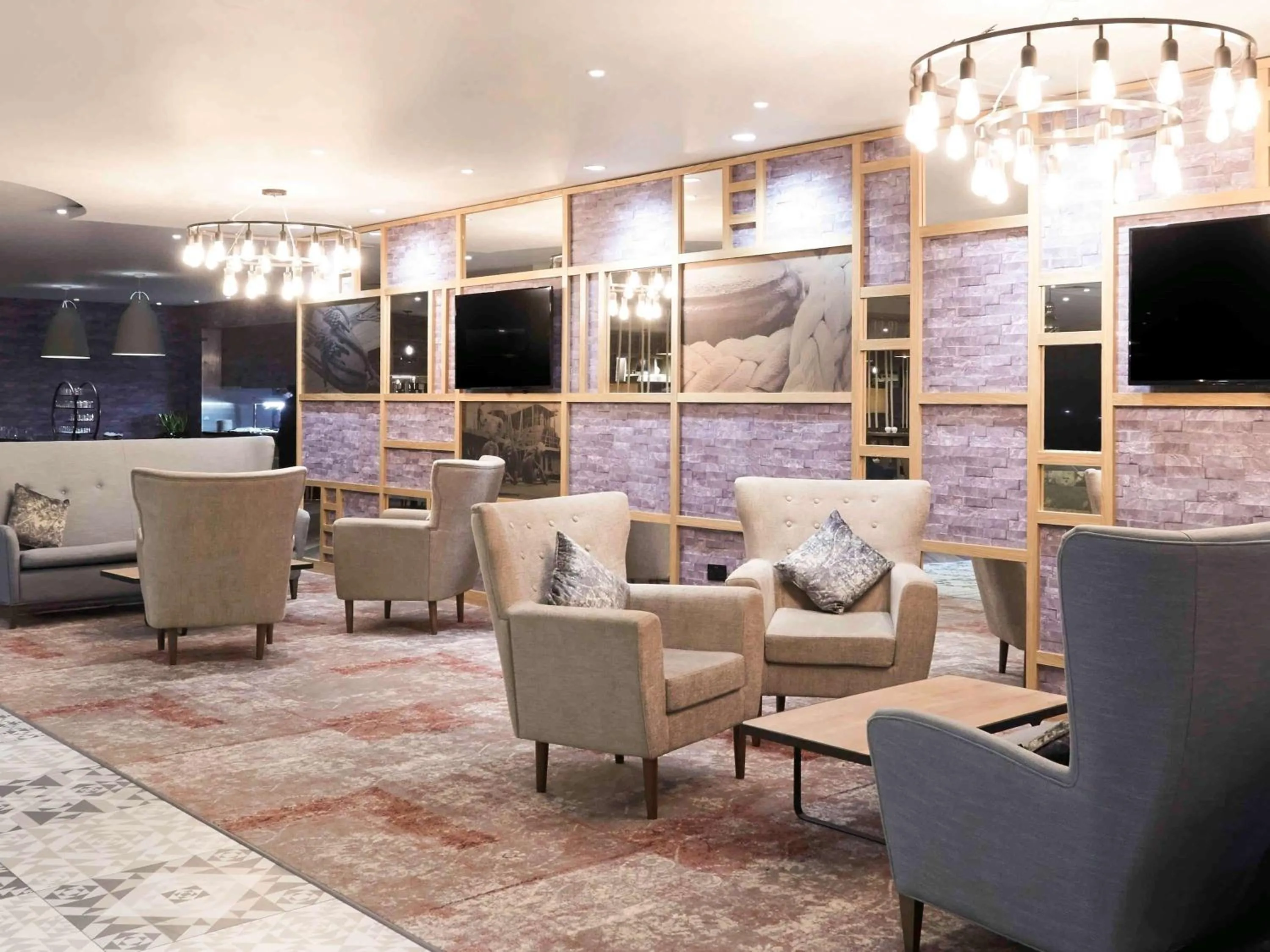 Restaurant/places to eat in Holland House Hotel Cardiff By Sunday