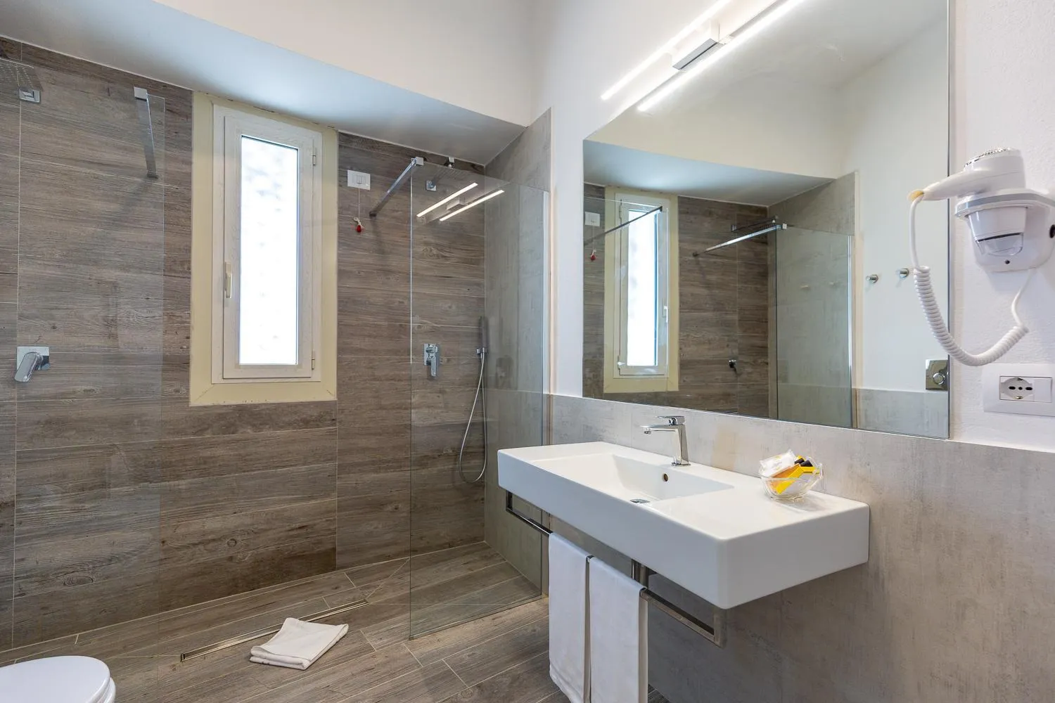 Shower in Hotel Flamingo