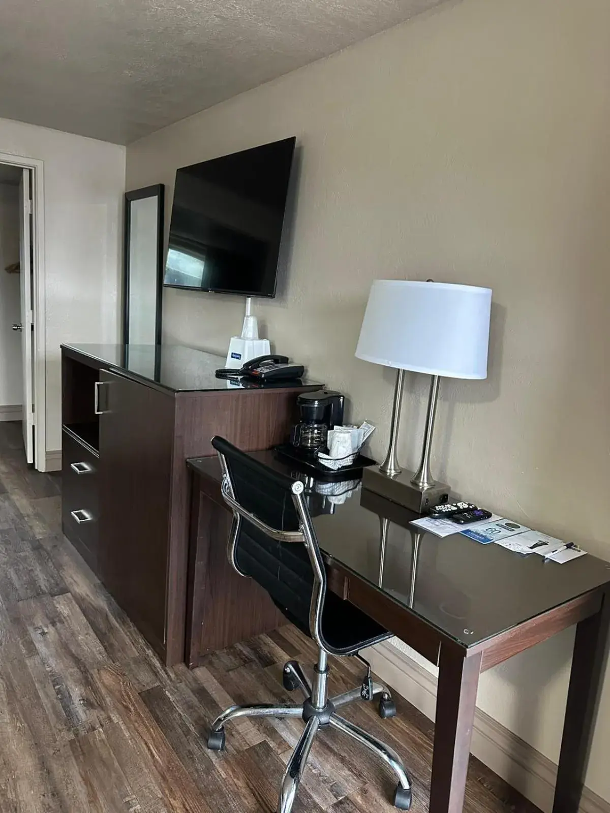 King Room with Bath Tub - Mobility Accessible/Non-Smoking in Travelodge by Wyndham Florence King Room with Bath Tub - Mobility Accessible/Non-Smoking in Travelodge by Wyndham Florence