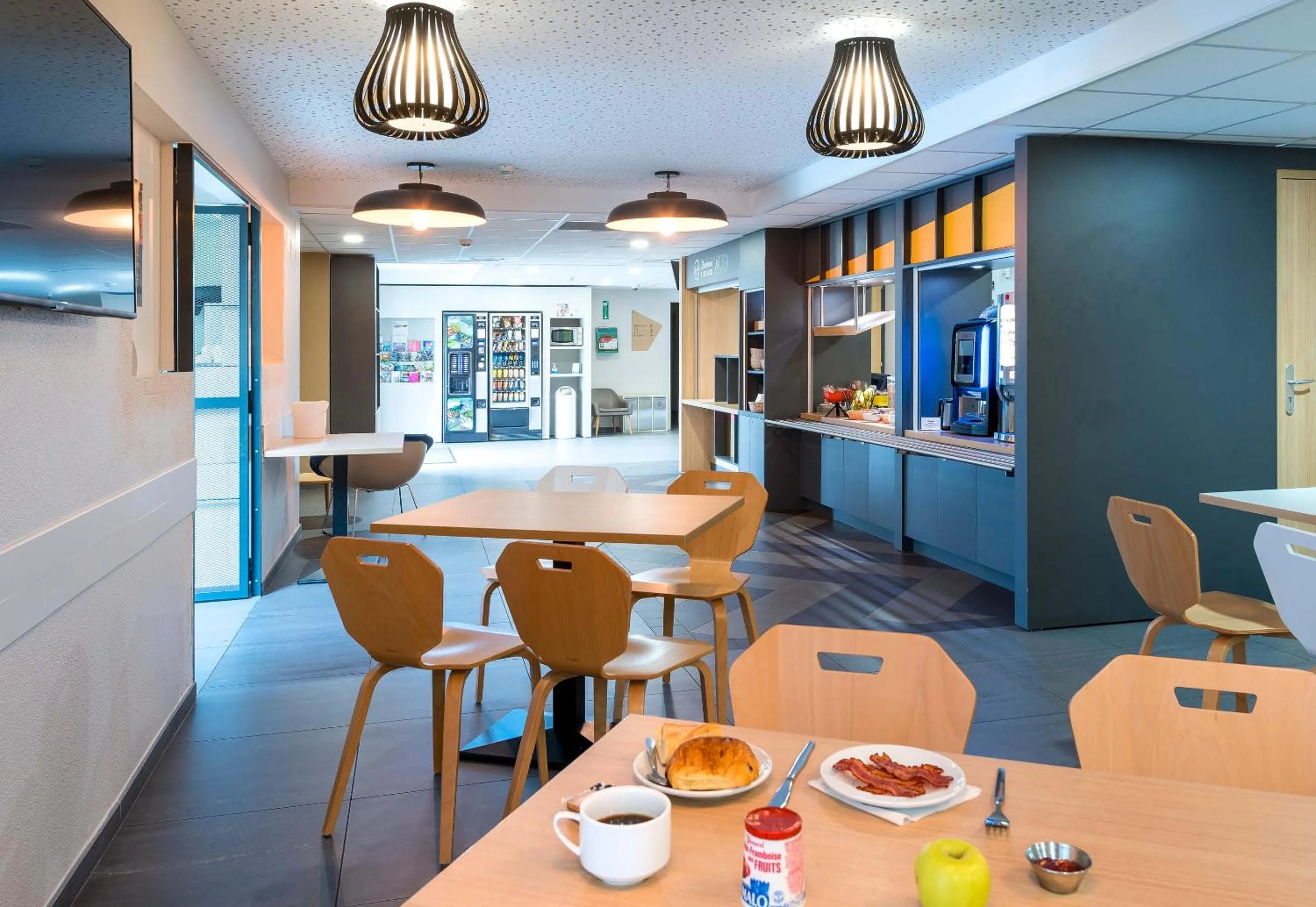 Restaurant/places to eat in B&B HOTEL Angers Parc Expos
