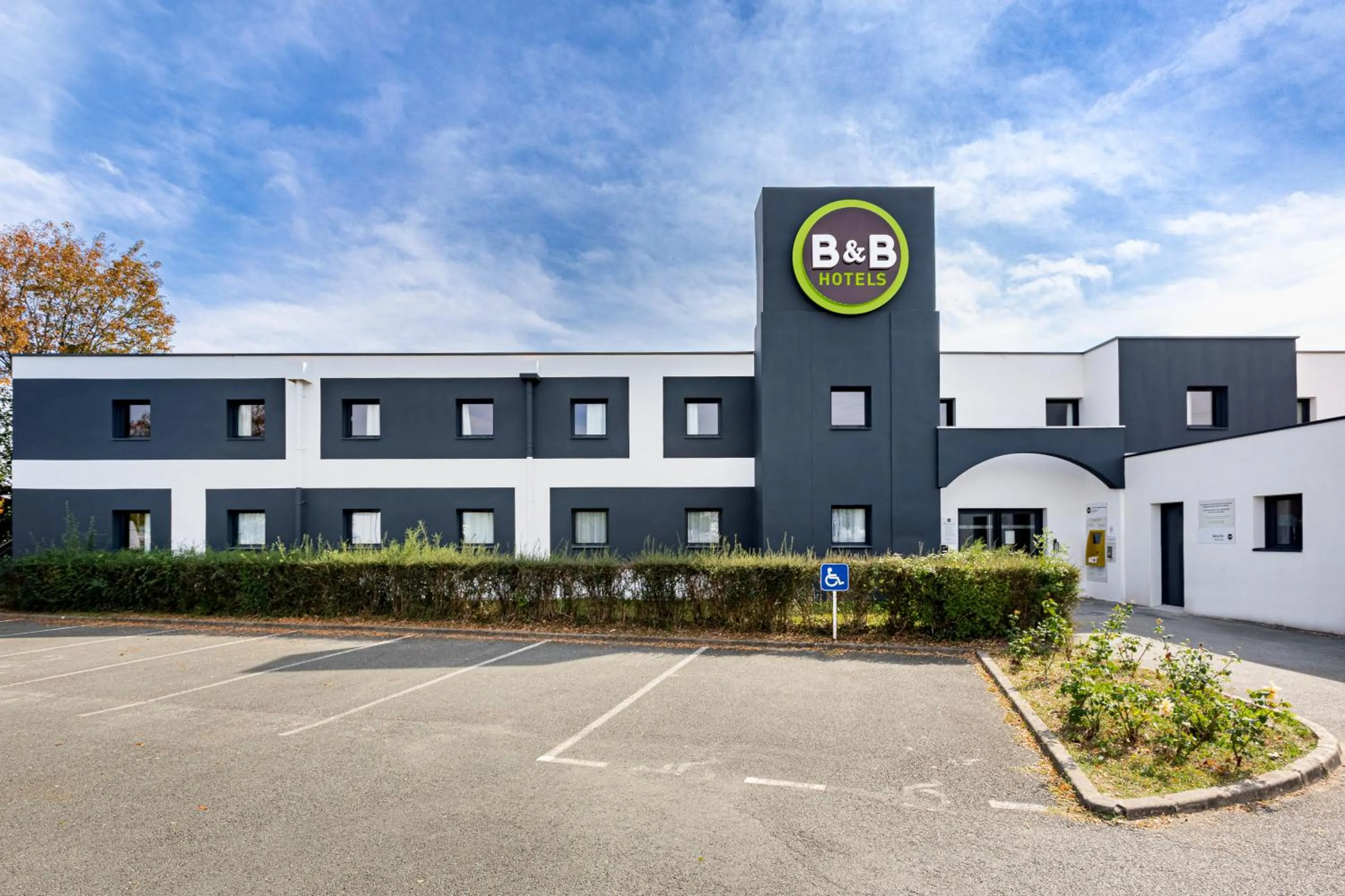 Facade/entrance in B&B HOTEL Angers Parc Expos