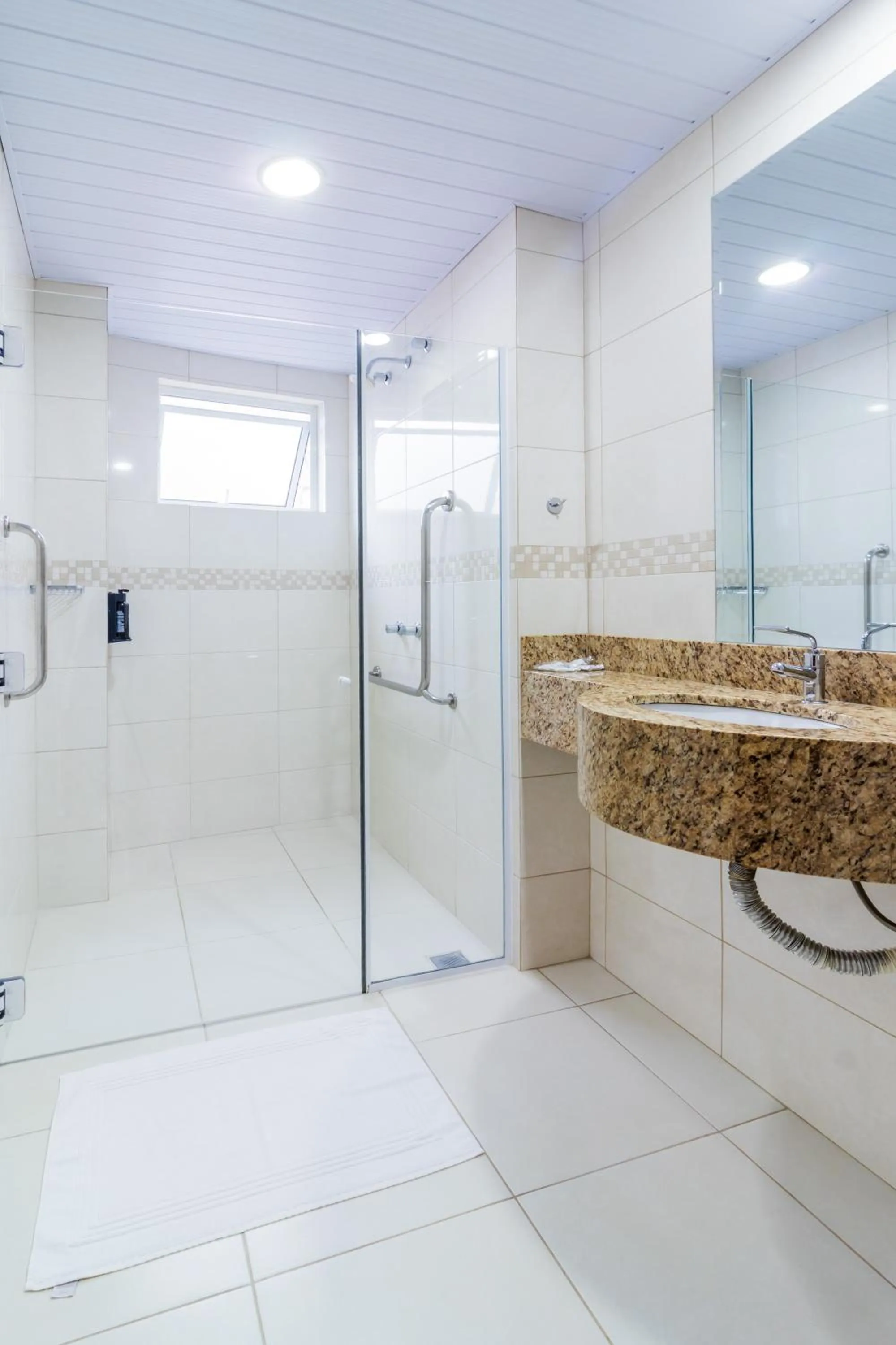 Shower in Luds Comfort Hotel