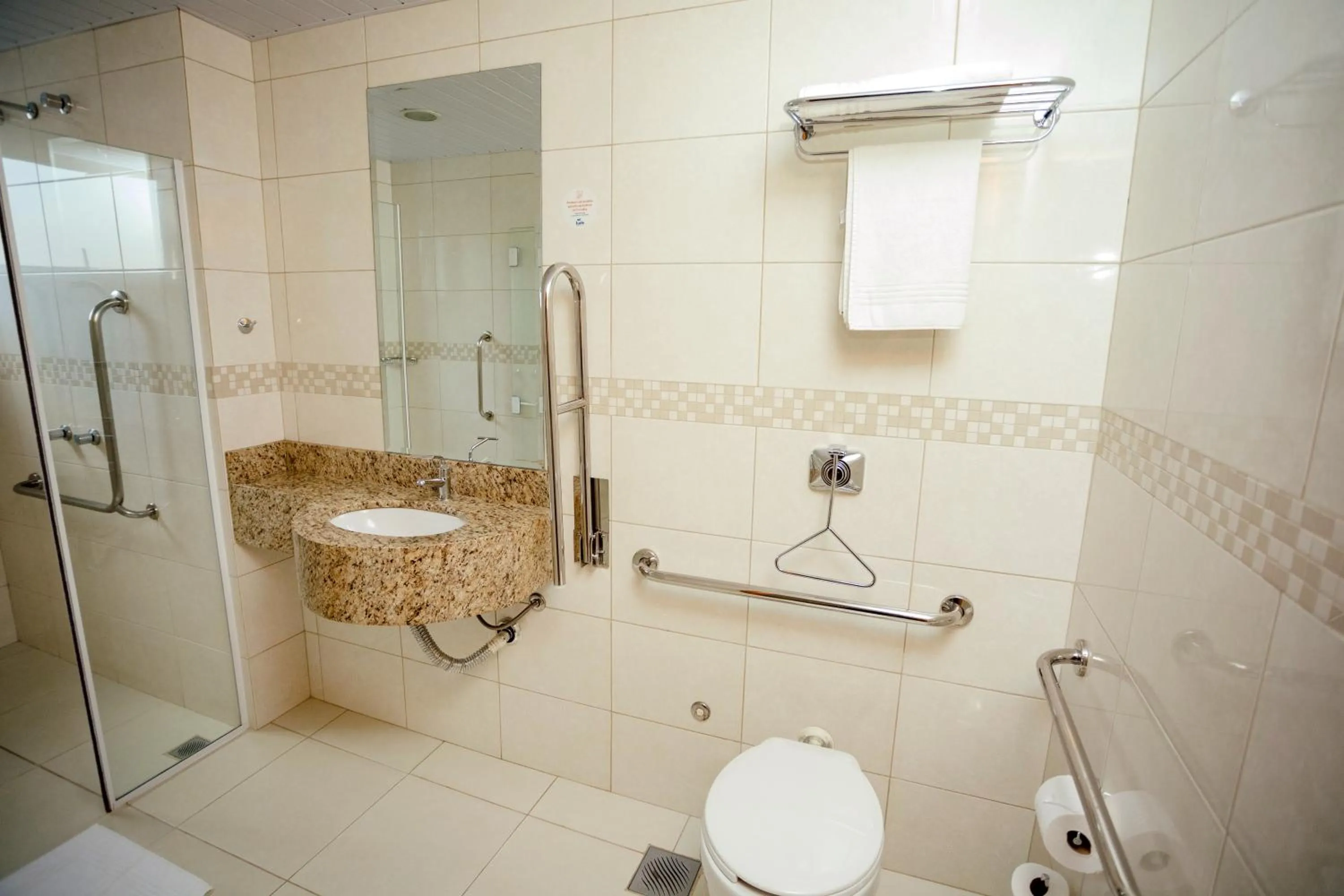 Toilet in Luds Comfort Hotel