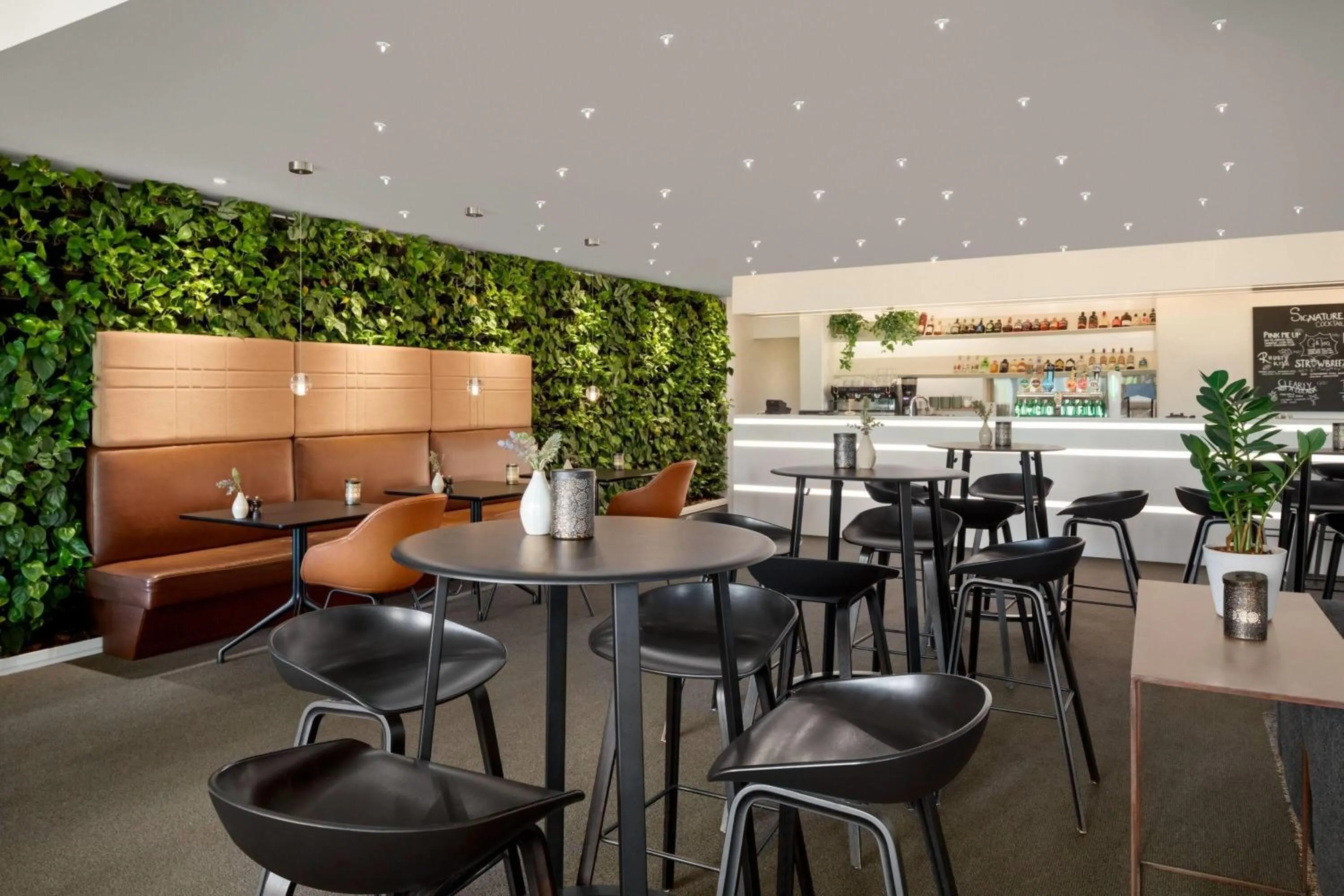 Lounge or bar in Comwell Hvide Hus Aalborg, Dolce by Wyndham