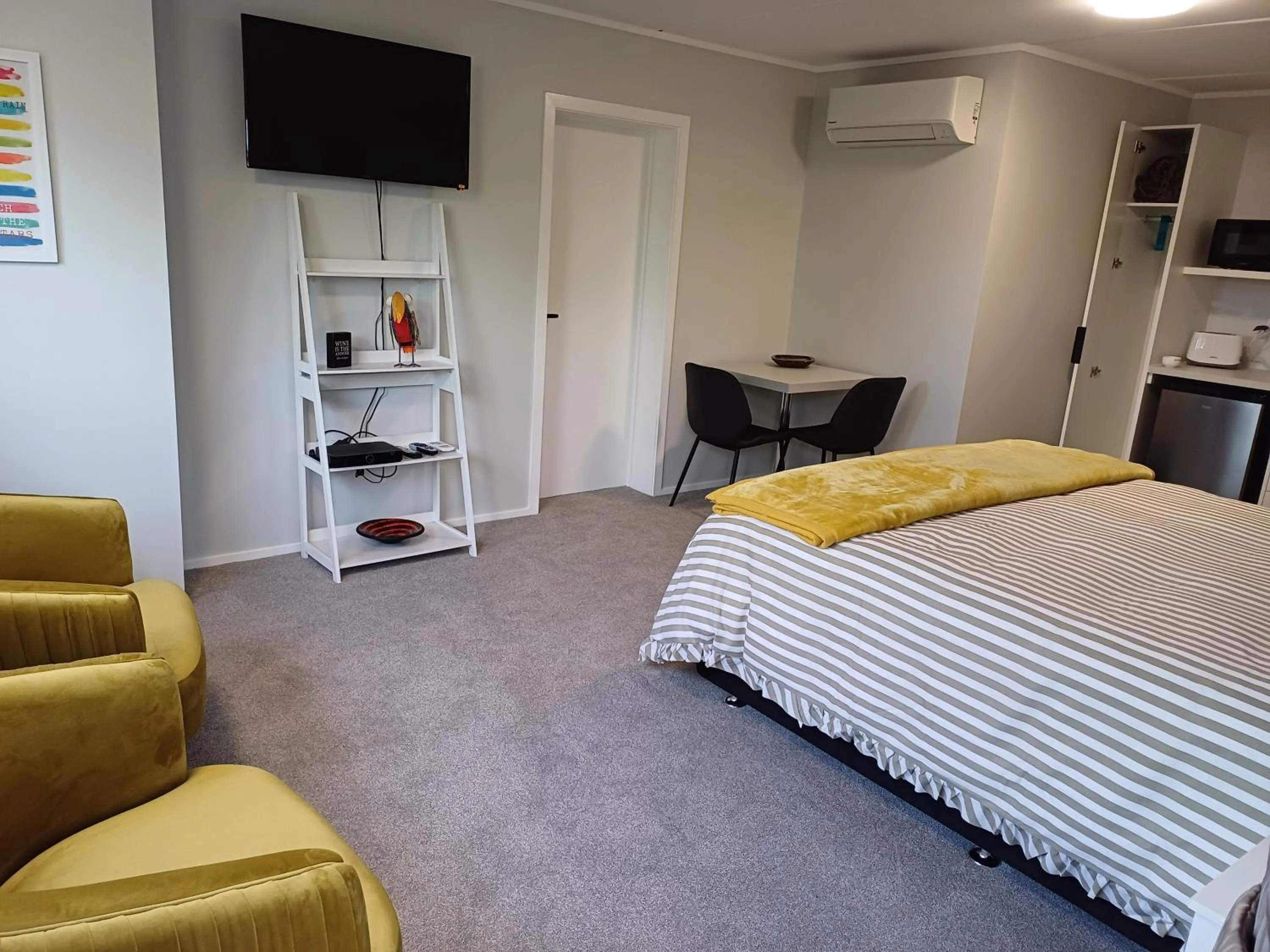 Photo of the whole room, Bed in Rotorua Studio