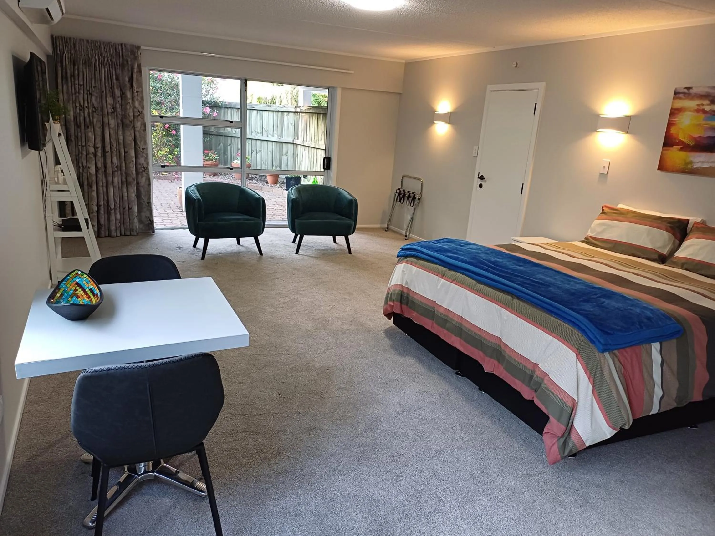 Photo of the whole room, Bed in Rotorua Studio