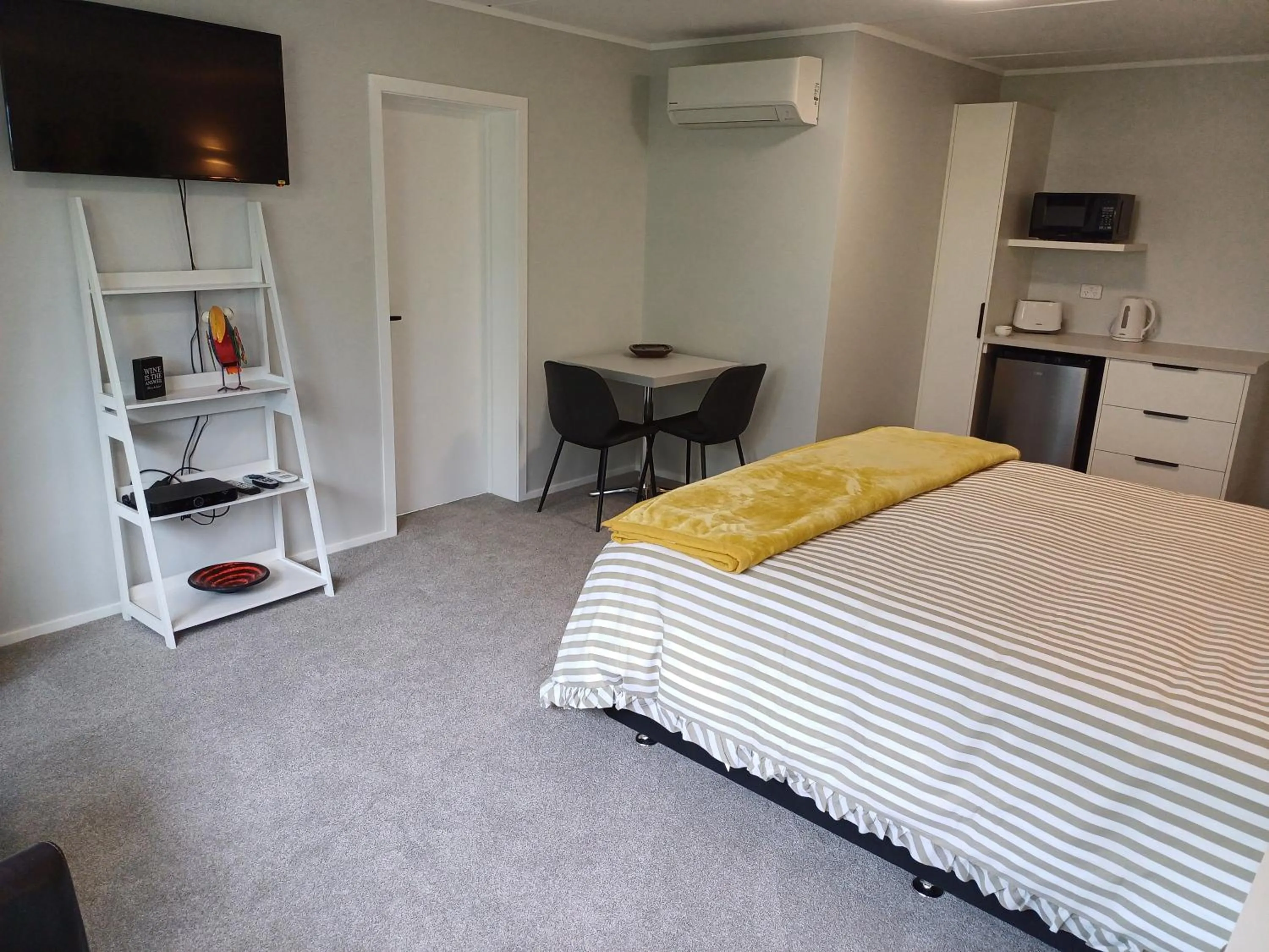 Photo of the whole room, Bed in Rotorua Studio