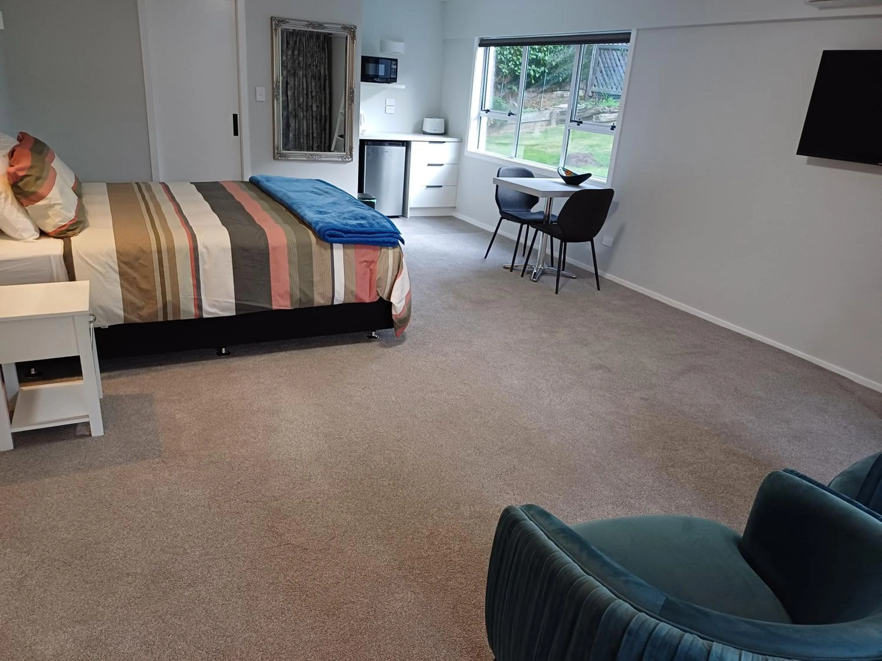 Photo of the whole room, Bed in Rotorua Studio