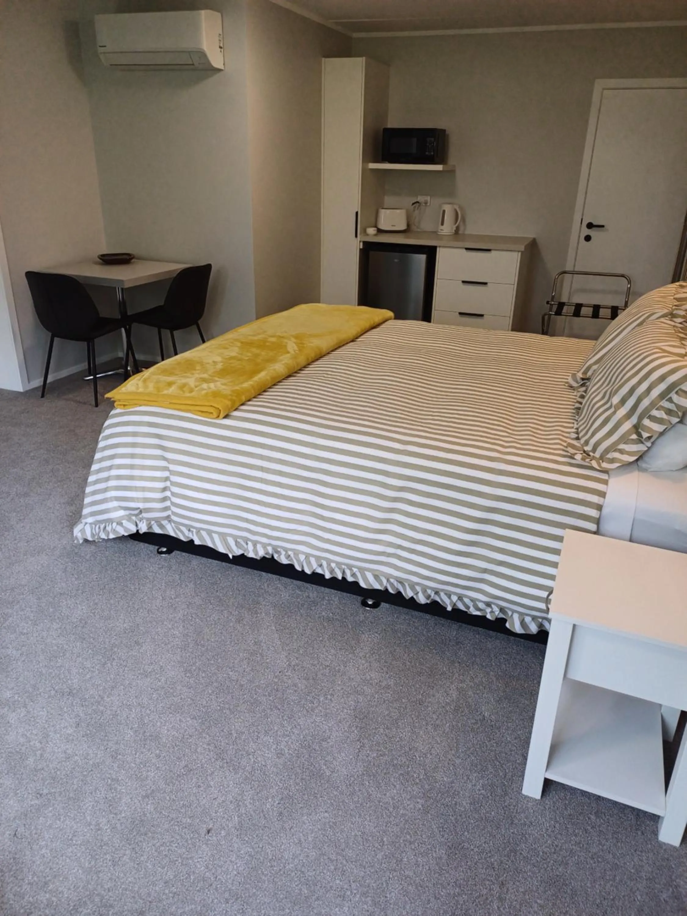 Photo of the whole room, Bed in Rotorua Studio