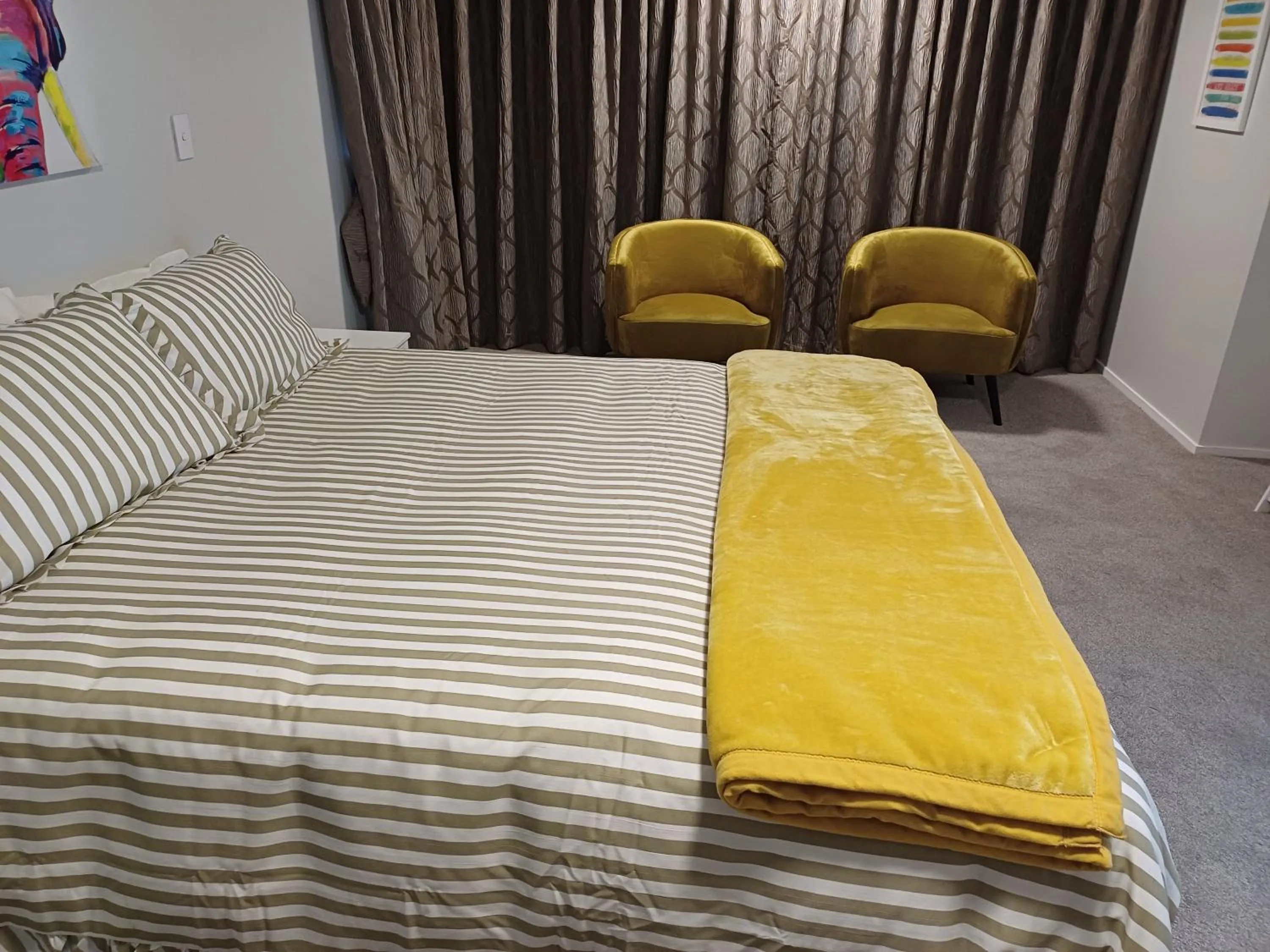 Photo of the whole room, Bed in Rotorua Studio