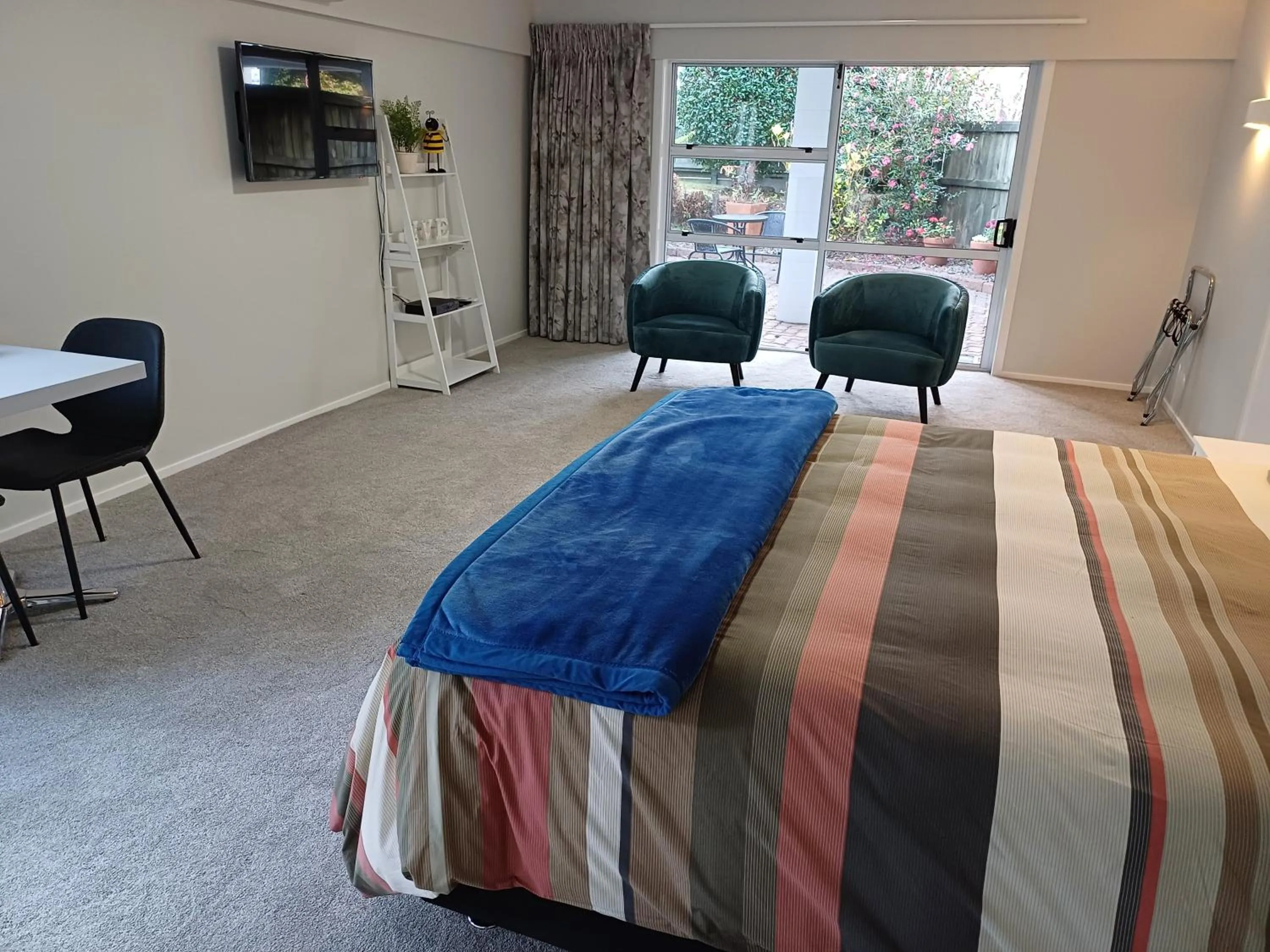 Photo of the whole room, Bed in Rotorua Studio