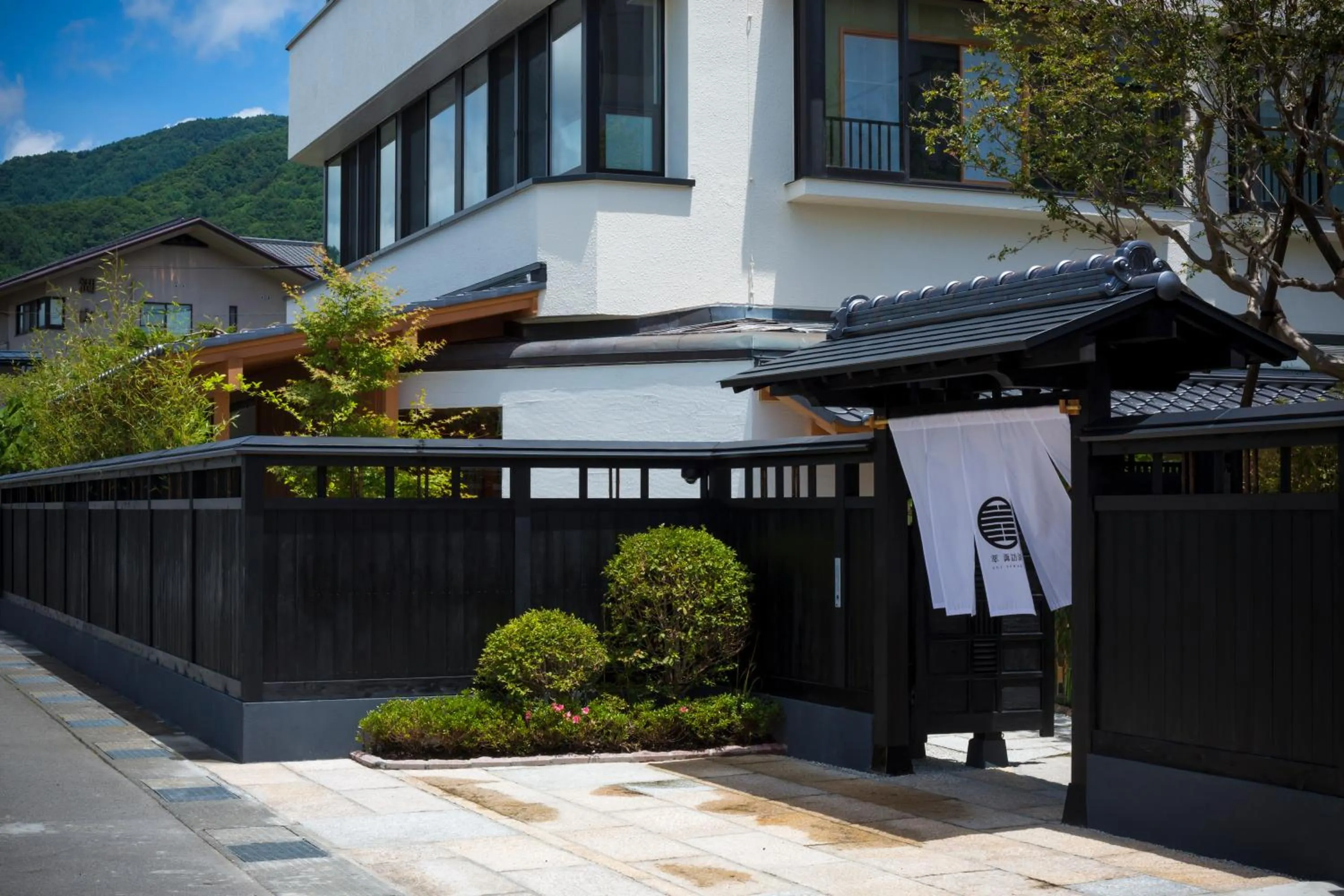 Facade/entrance in Sui Suwako