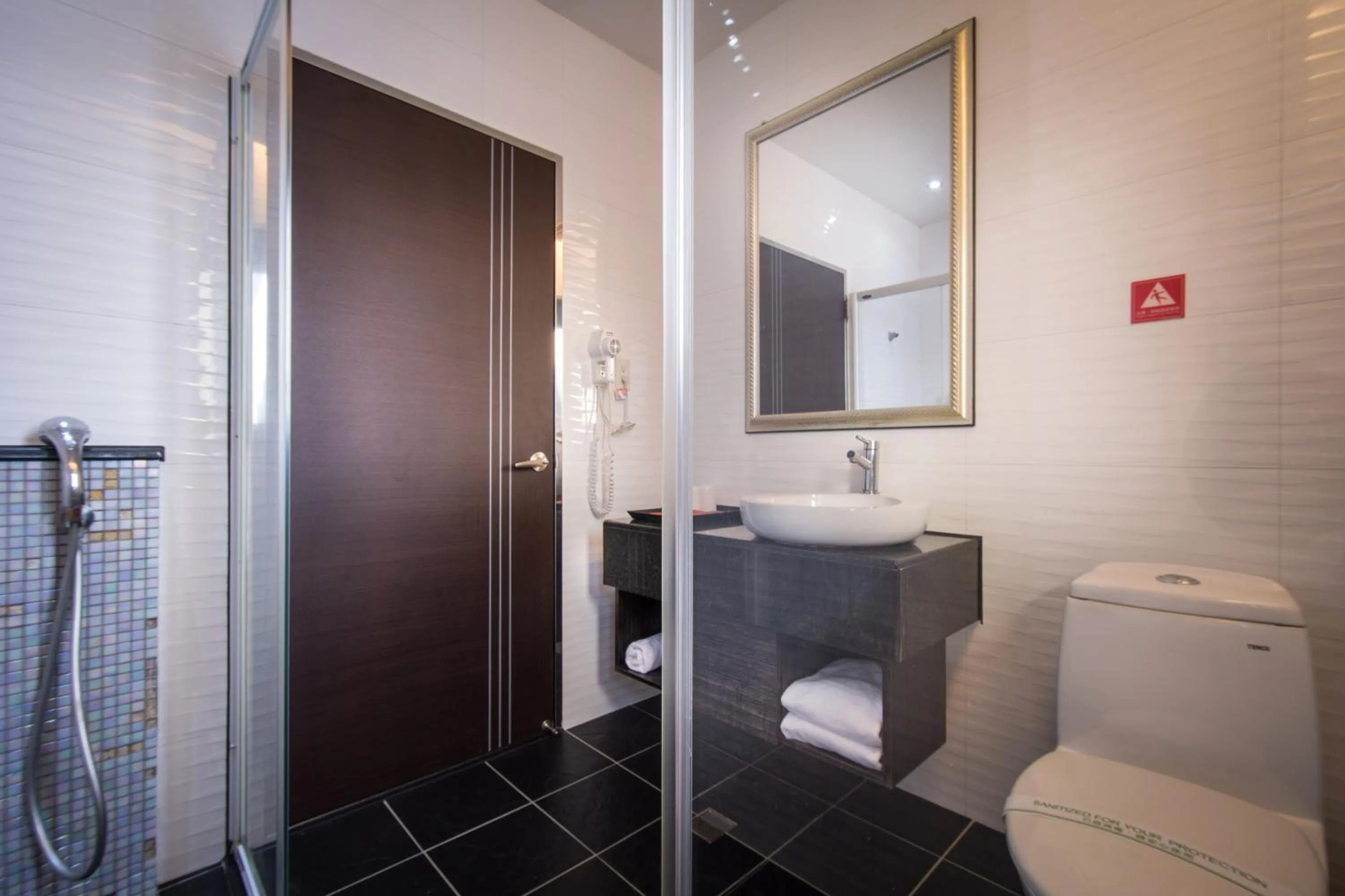 Shower in Esun Villa Hotel