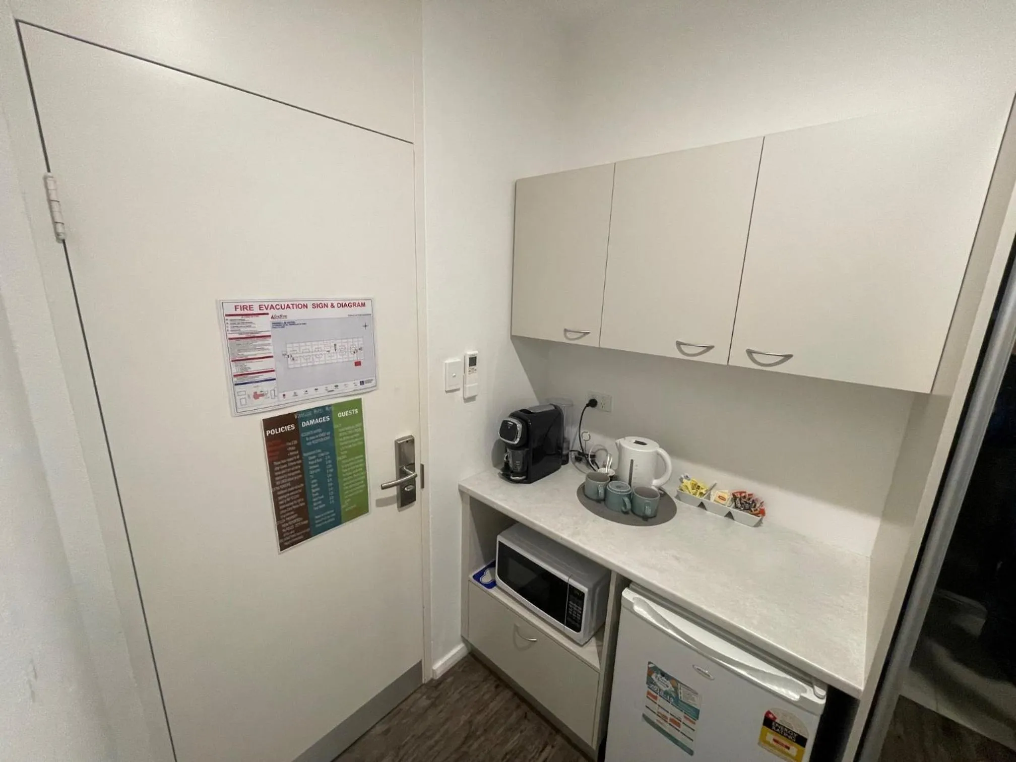 Kitchen or kitchenette in Winnellie Hotel Motel