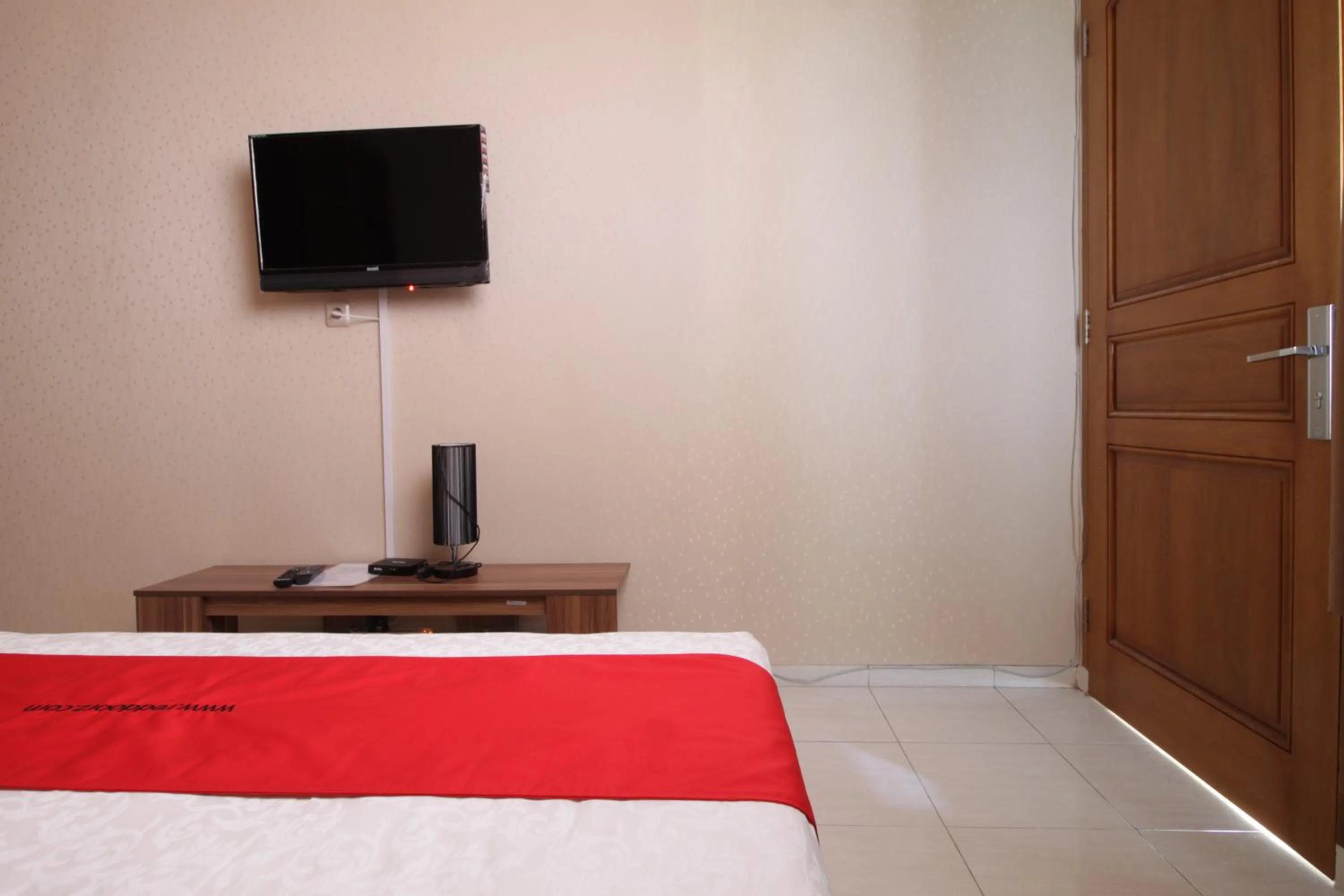 Bed in RedDoorz Syariah near Mercu Buana University