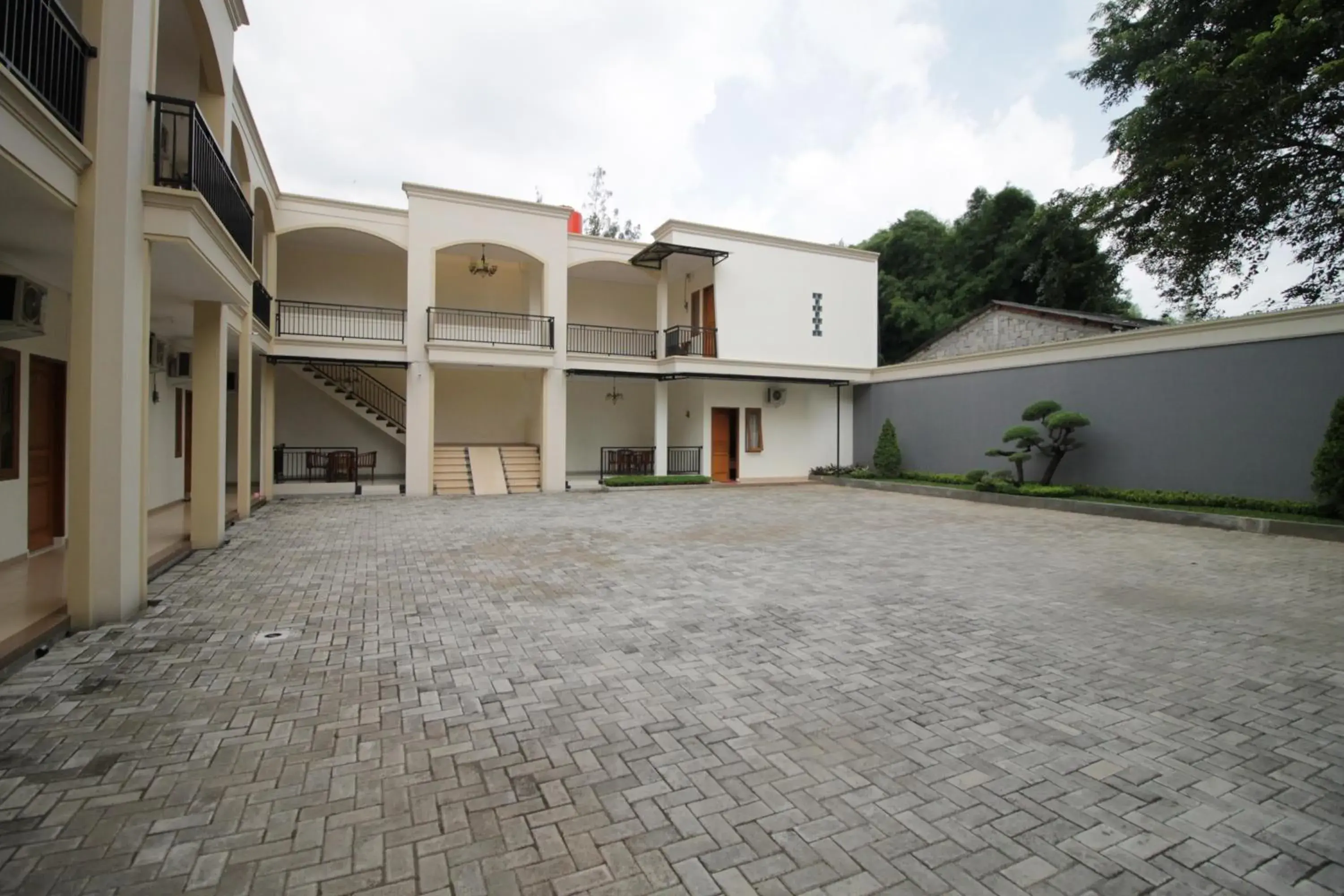 Facade/entrance in RedDoorz Syariah near Mercu Buana University Facade/entrance in RedDoorz Syariah near Mercu Buana University