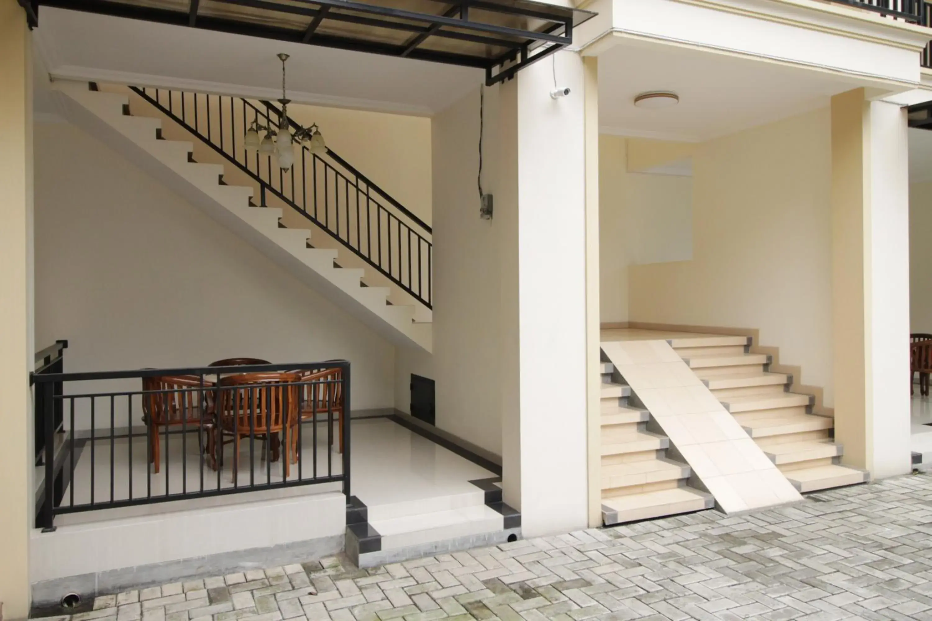 Facade/entrance in RedDoorz Syariah near Mercu Buana University Facade/entrance in RedDoorz Syariah near Mercu Buana University