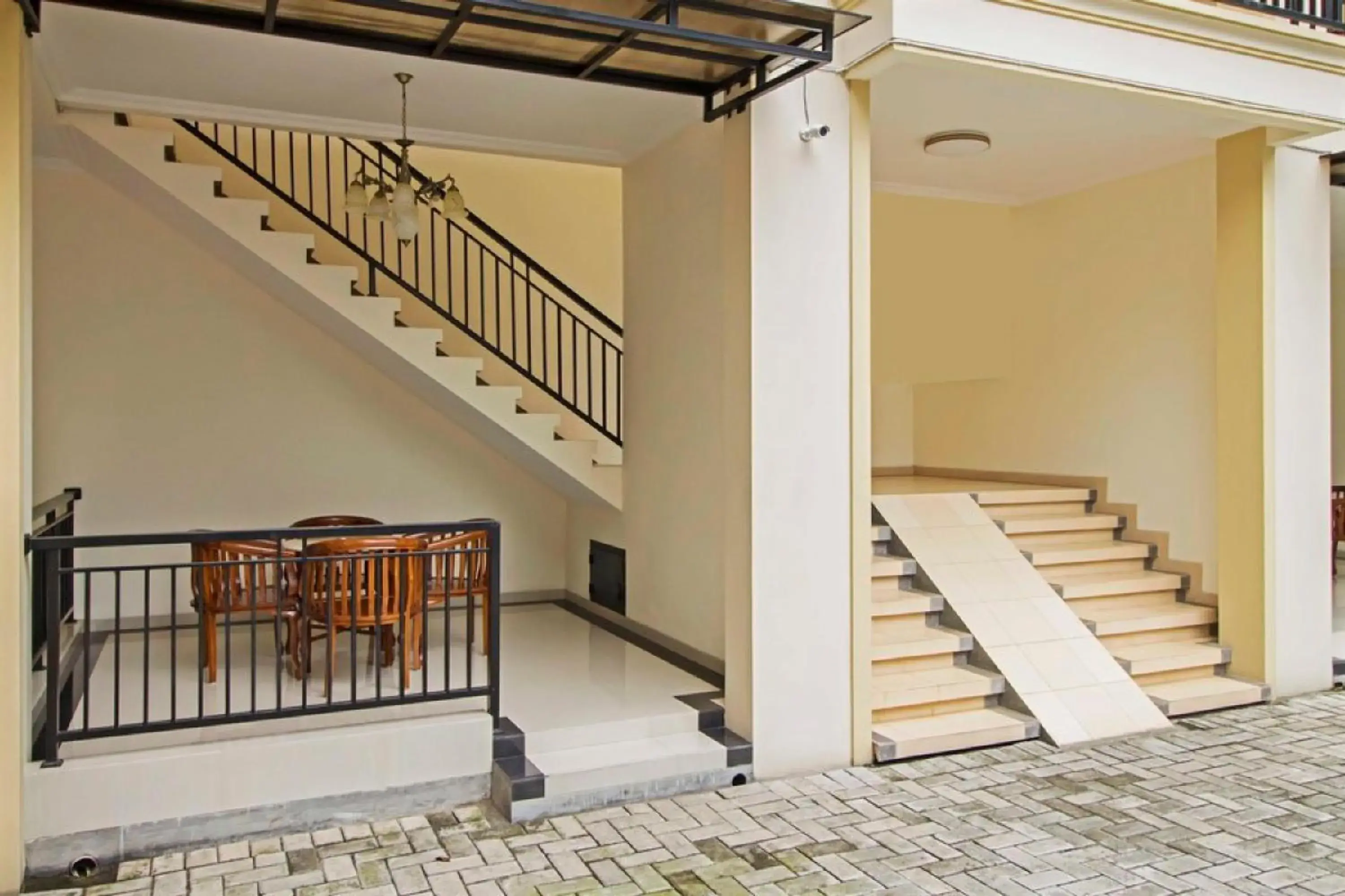 Facade/entrance in RedDoorz Syariah near Mercu Buana University Facade/entrance in RedDoorz Syariah near Mercu Buana University