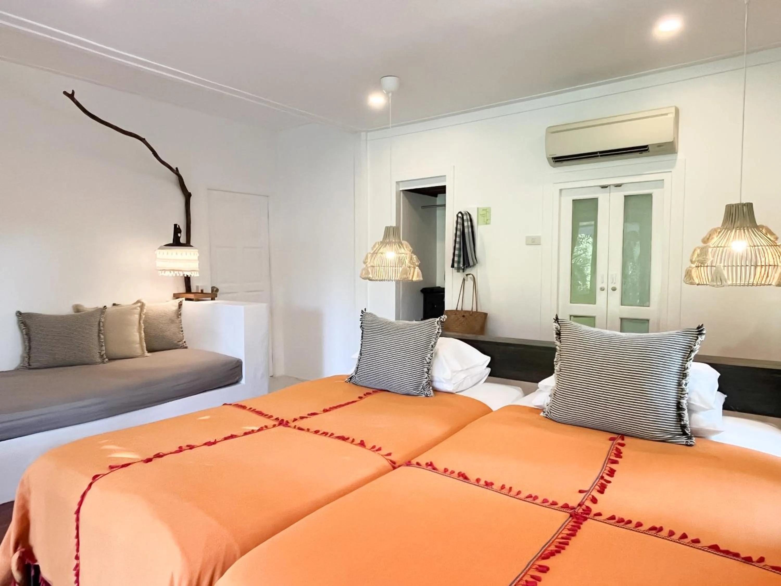 Inner courtyard view, Bed in Baan Bua Cottage