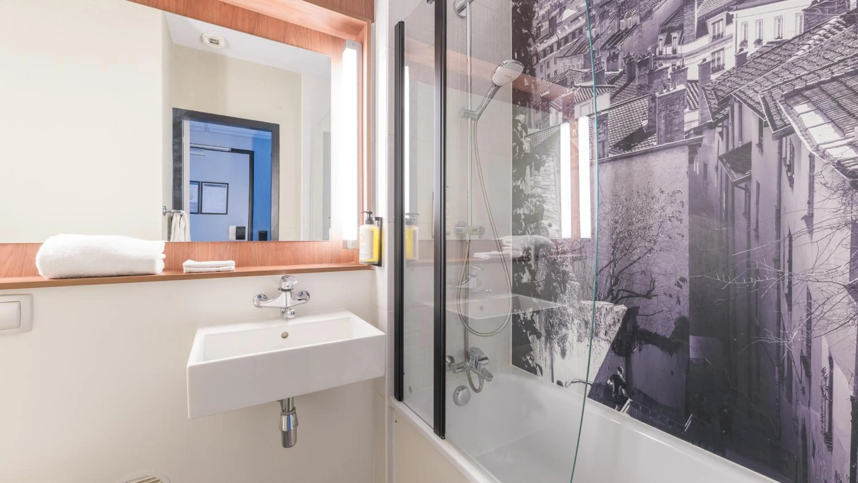 Bathroom in Campanile PRIME - Lyon Centre - Gare Perrache