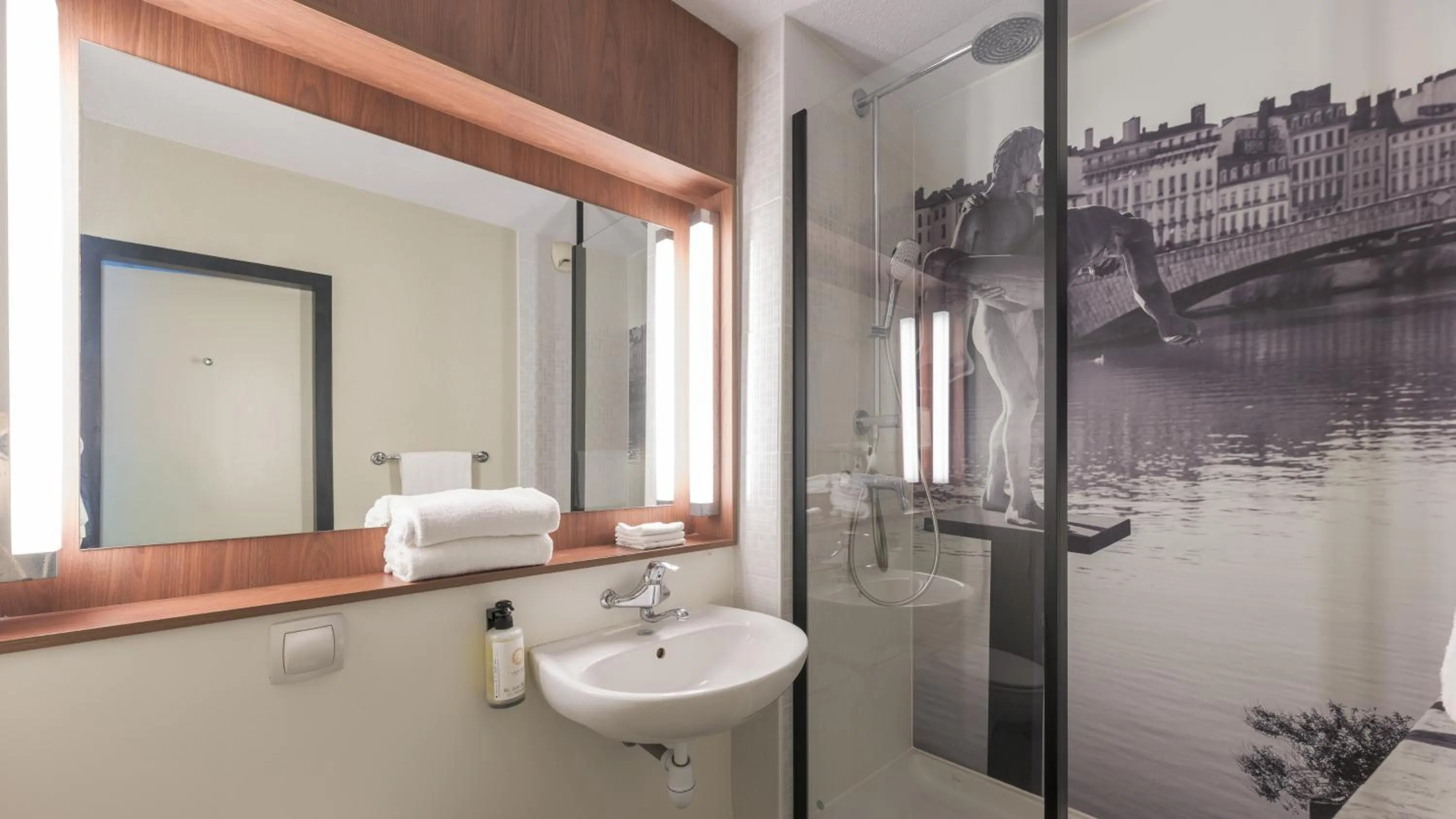 Toilet in Campanile PRIME - Lyon Centre - Gare Perrache