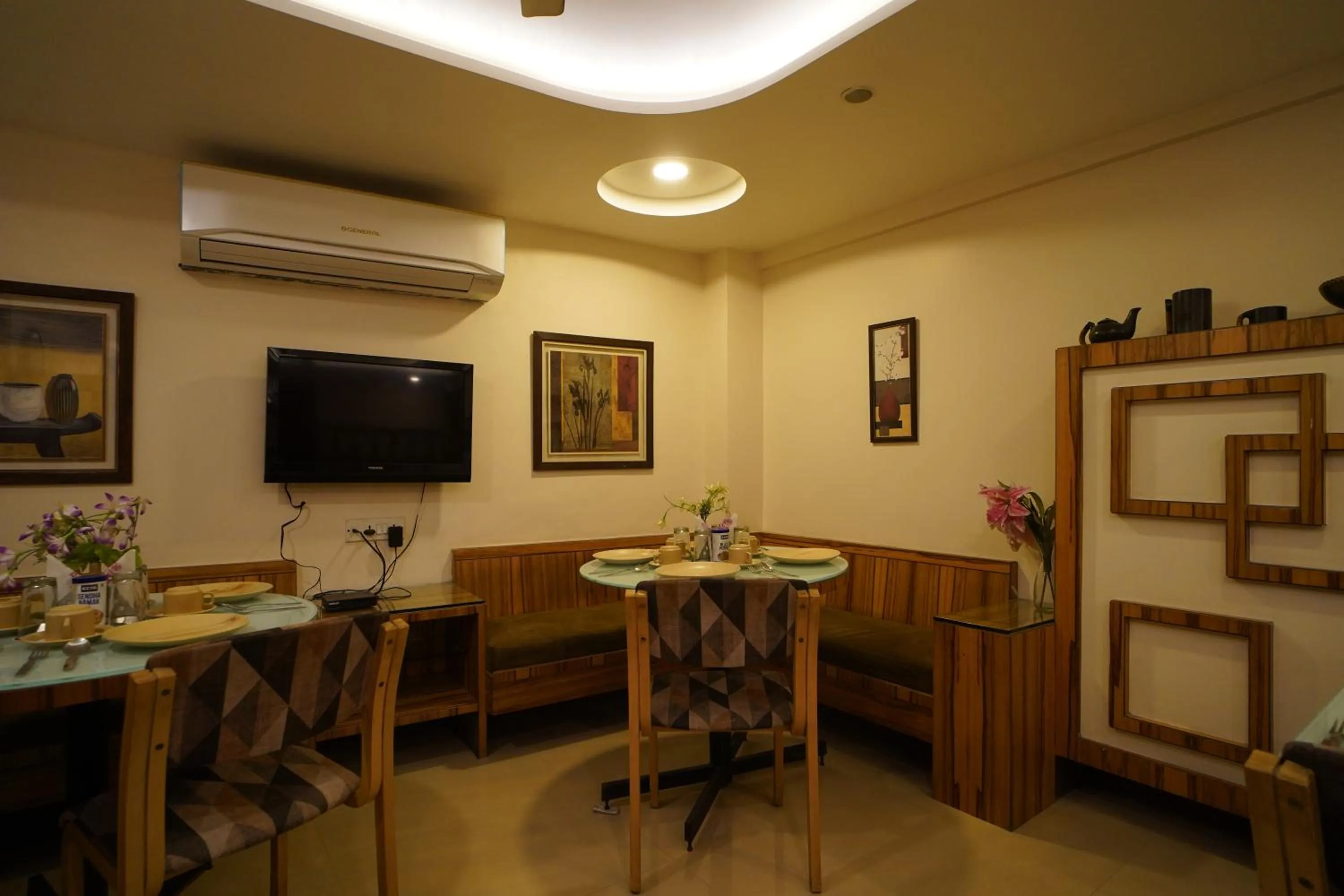 Restaurant/places to eat in Hotel GK Palace