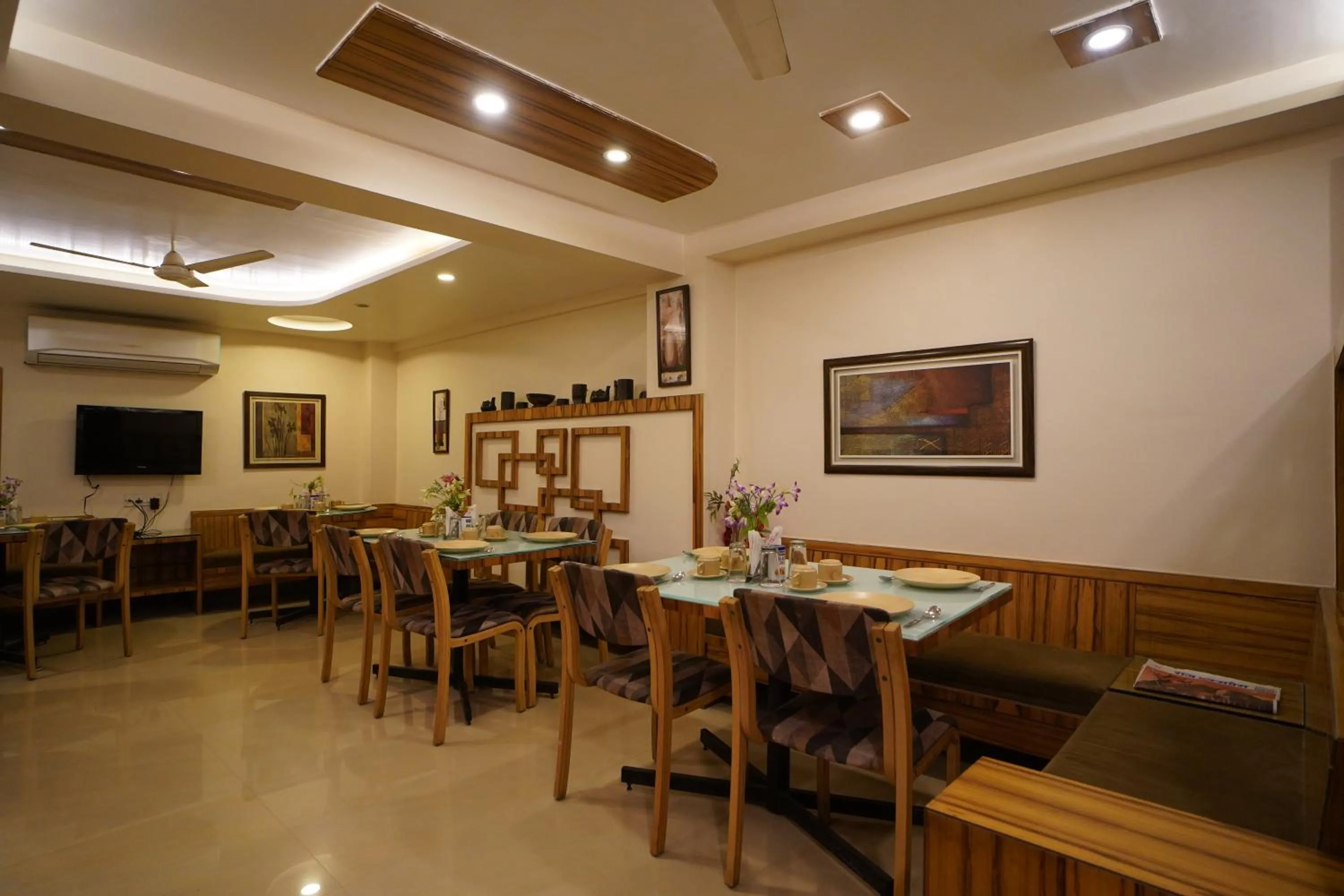 Restaurant/places to eat in Hotel GK Palace