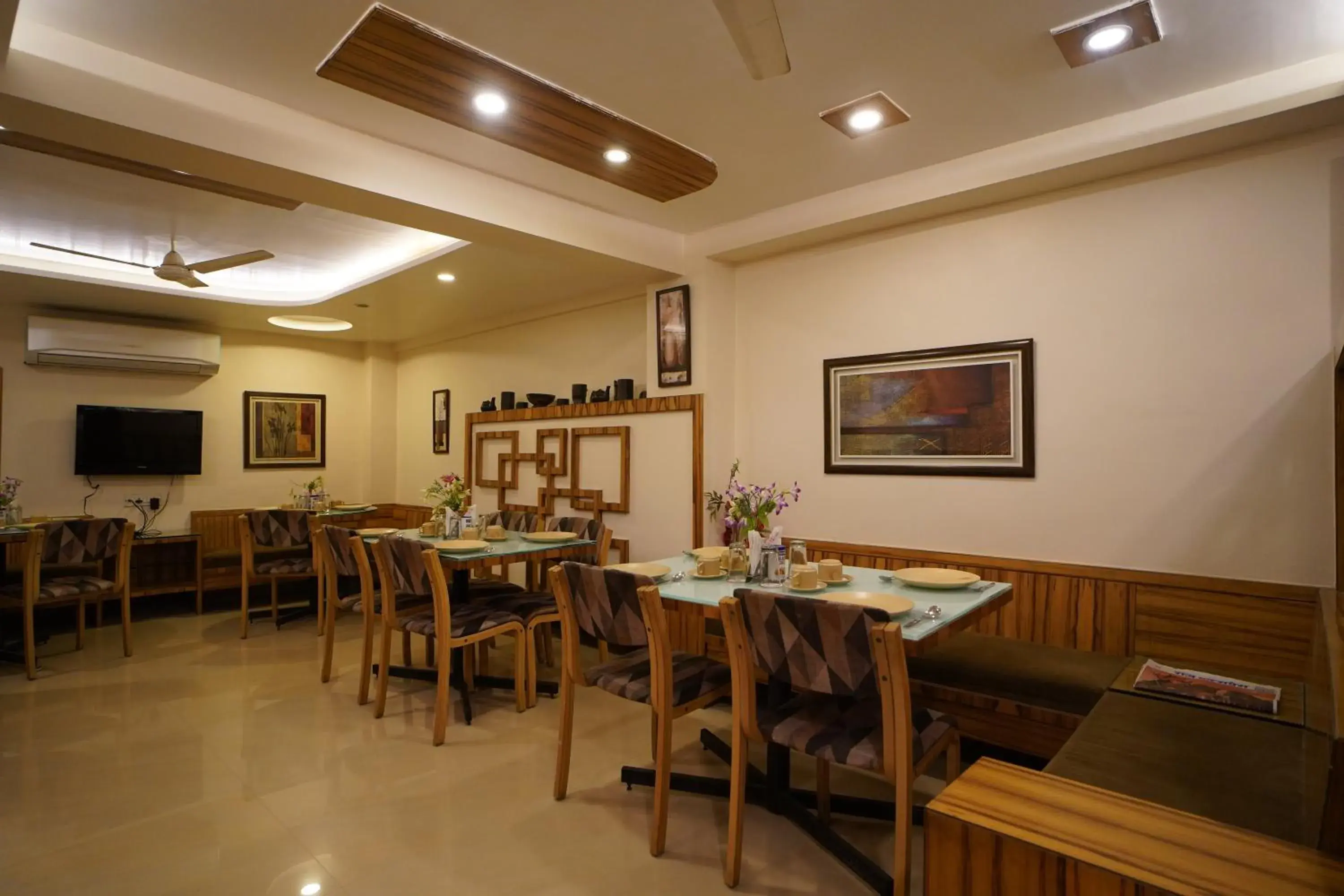 Restaurant/places to eat in Hotel GK Palace Restaurant/places to eat in Hotel GK Palace