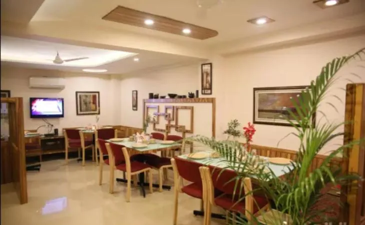 Restaurant/places to eat in Hotel GK Palace