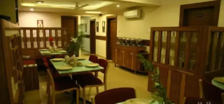 Restaurant/places to eat in Hotel GK Palace Restaurant/places to eat in Hotel GK Palace