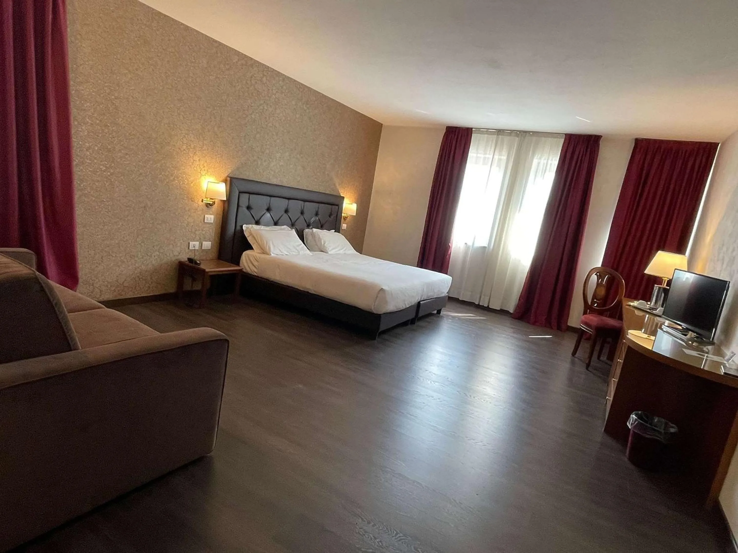 Photo of the whole room, Bed in Best Western Park Hotel Continental