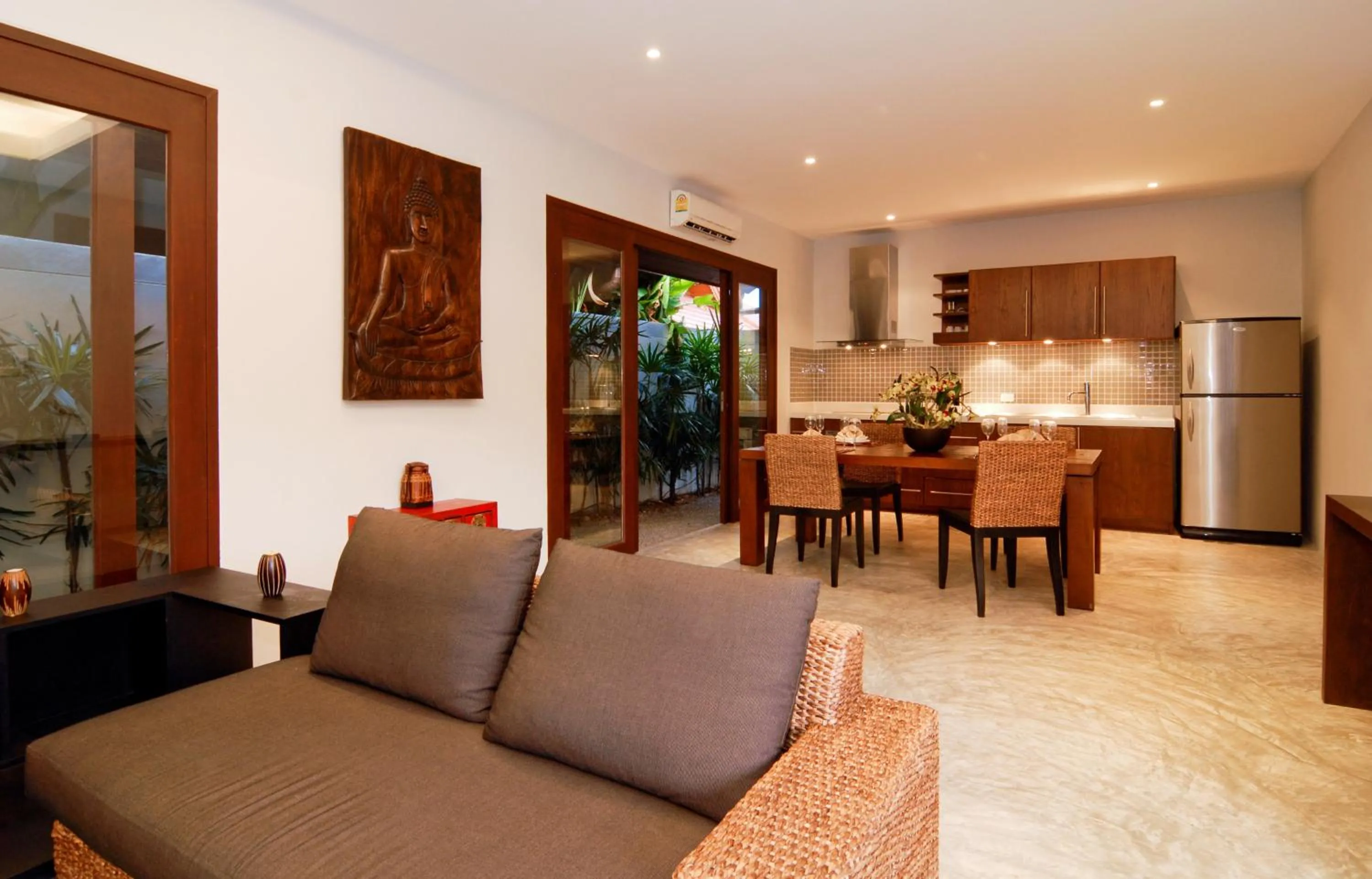 Dining area in Villa Susu by Holiplanet