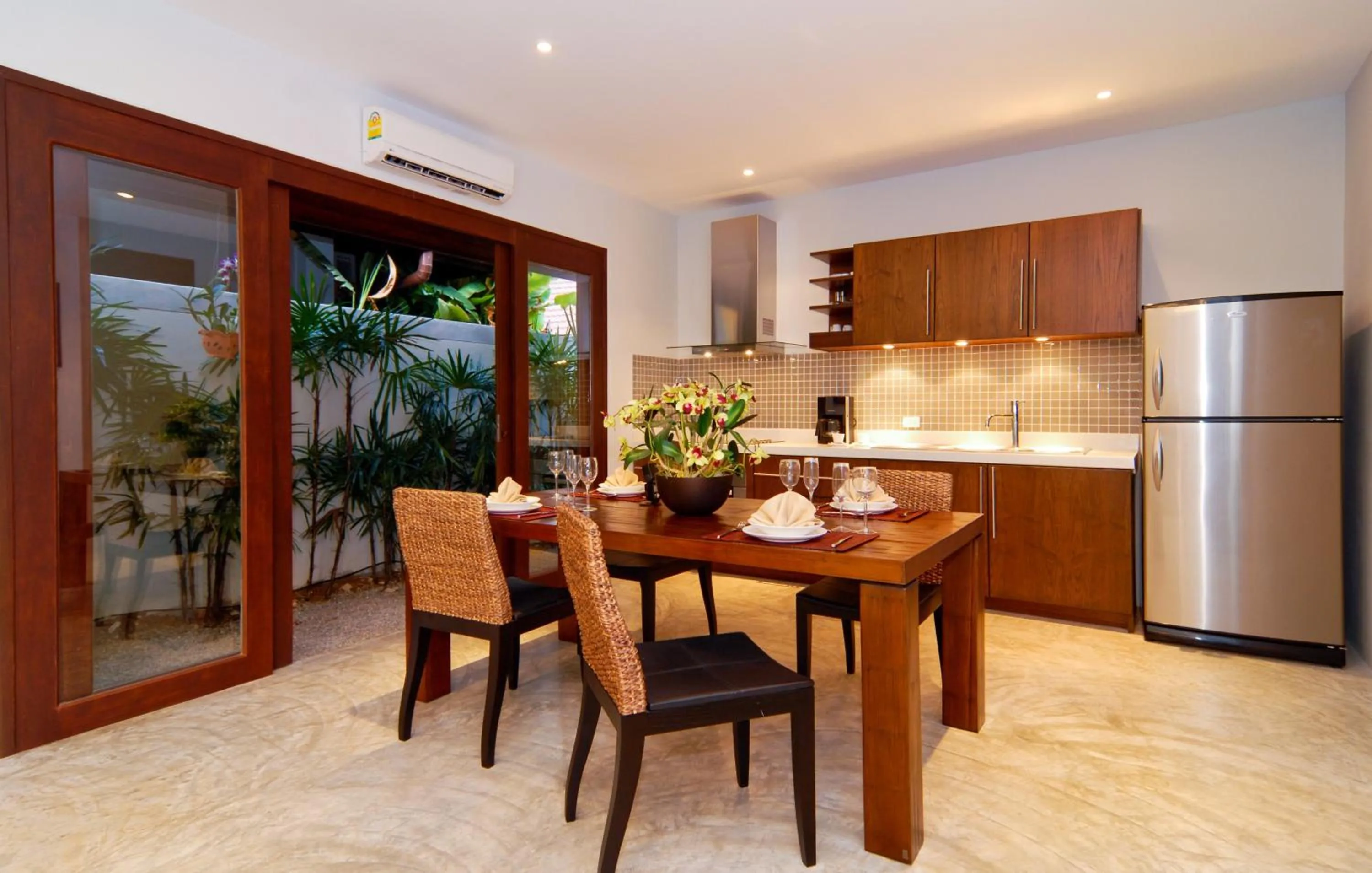 Dining area in Villa Susu by Holiplanet