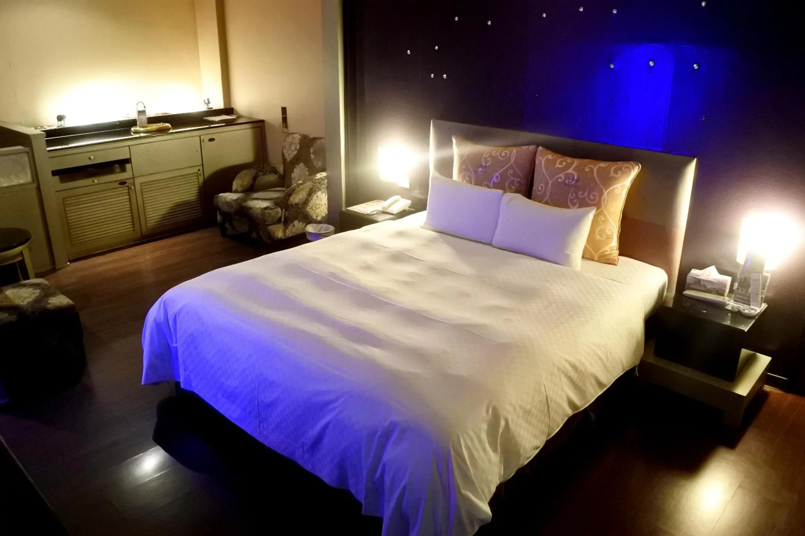 Photo of the whole room, Bed in North Country Motel