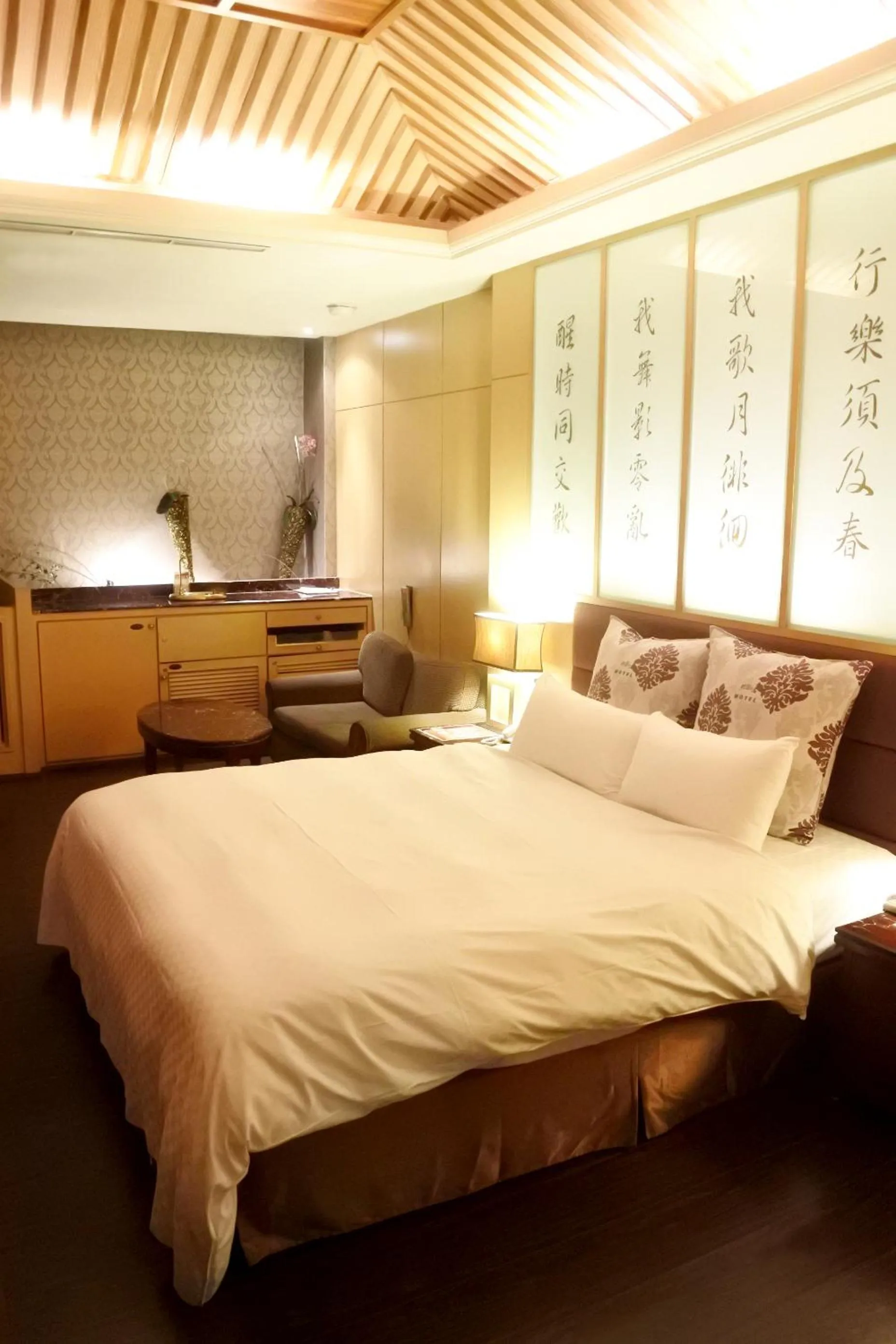 Photo of the whole room, Bed in North Country Motel