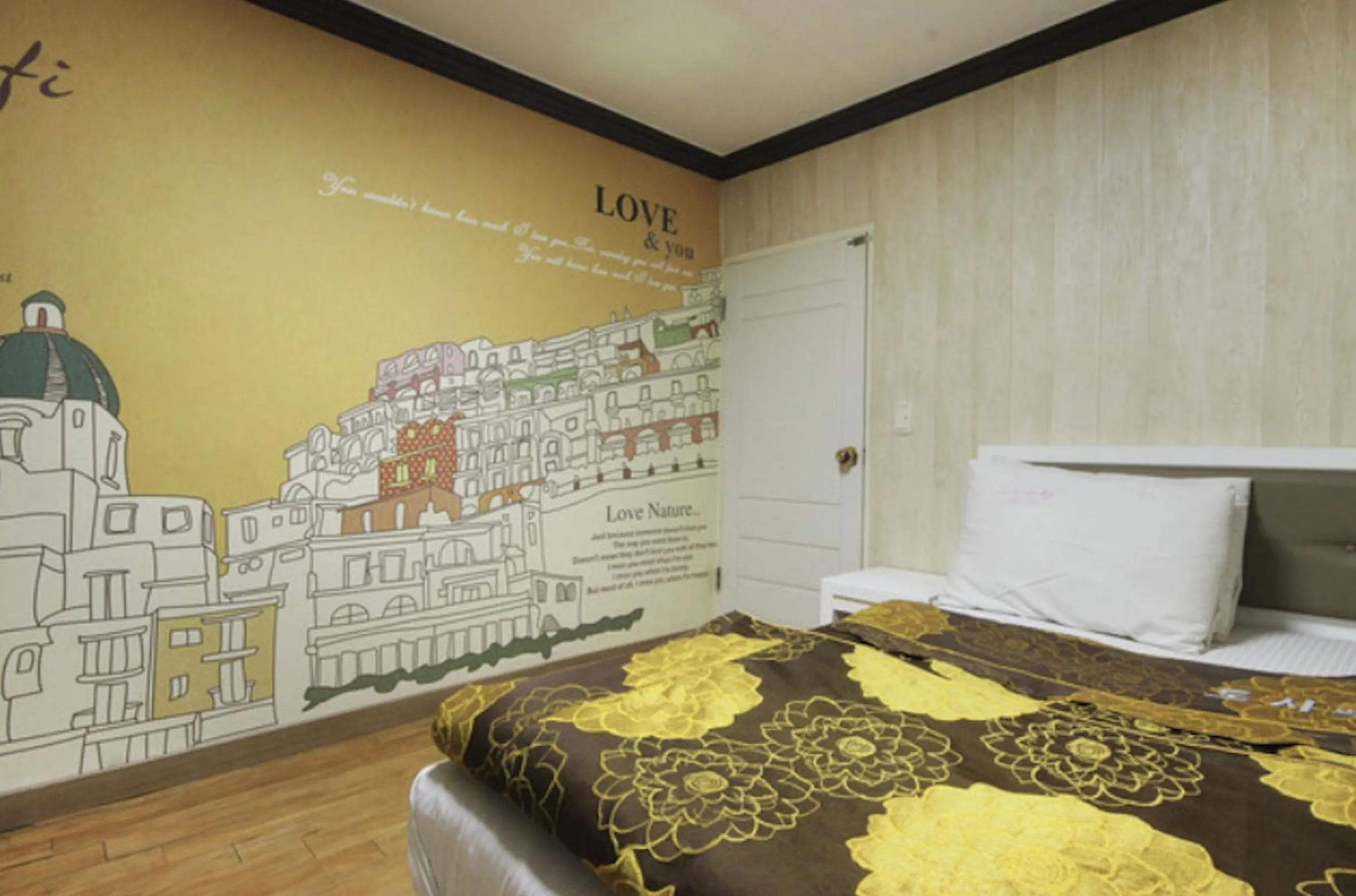 Bed in Dream of City Motel