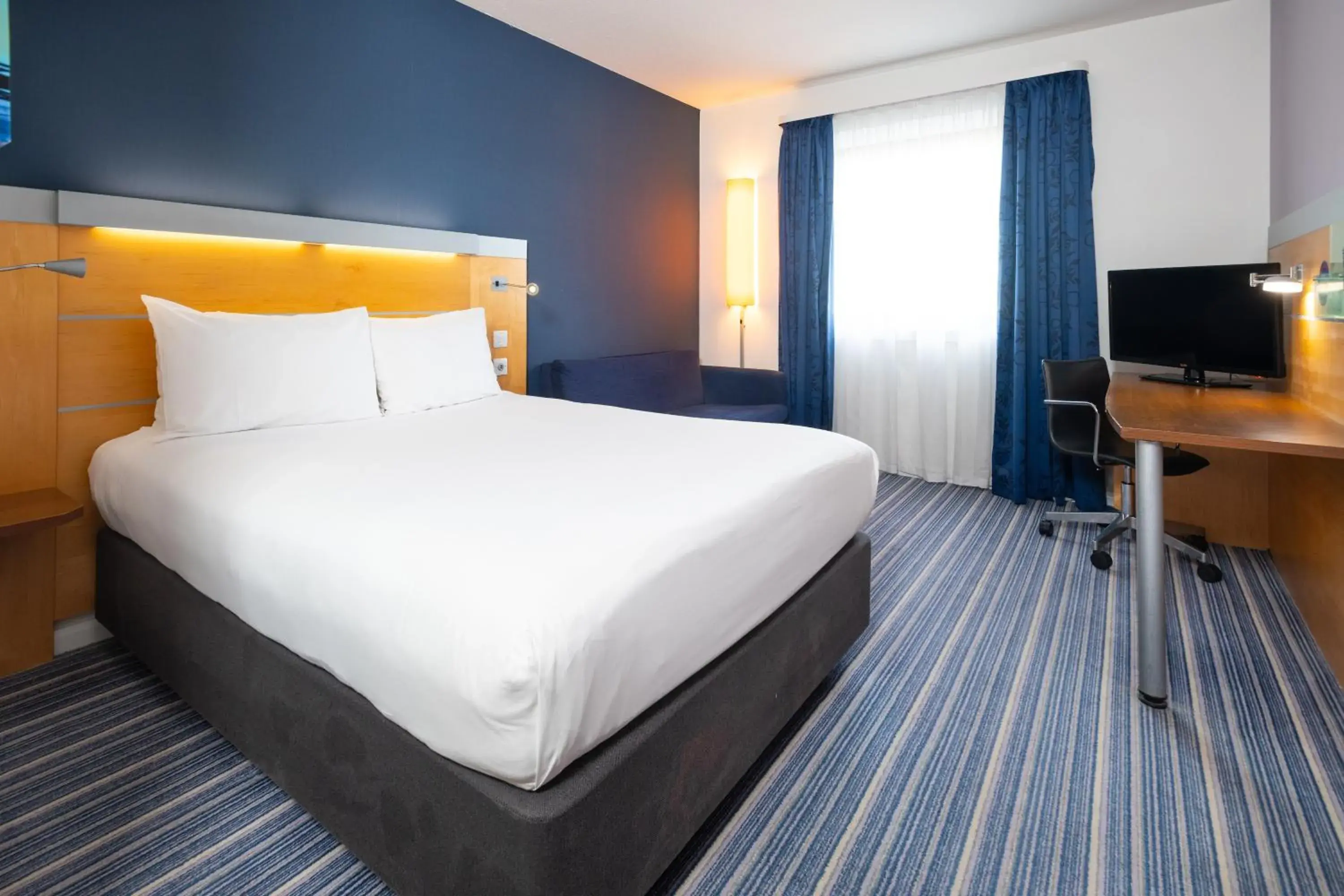 Bedroom, Bed in Holiday Inn Express Bedford by IHG Bedroom, Bed in Holiday Inn Express Bedford by IHG