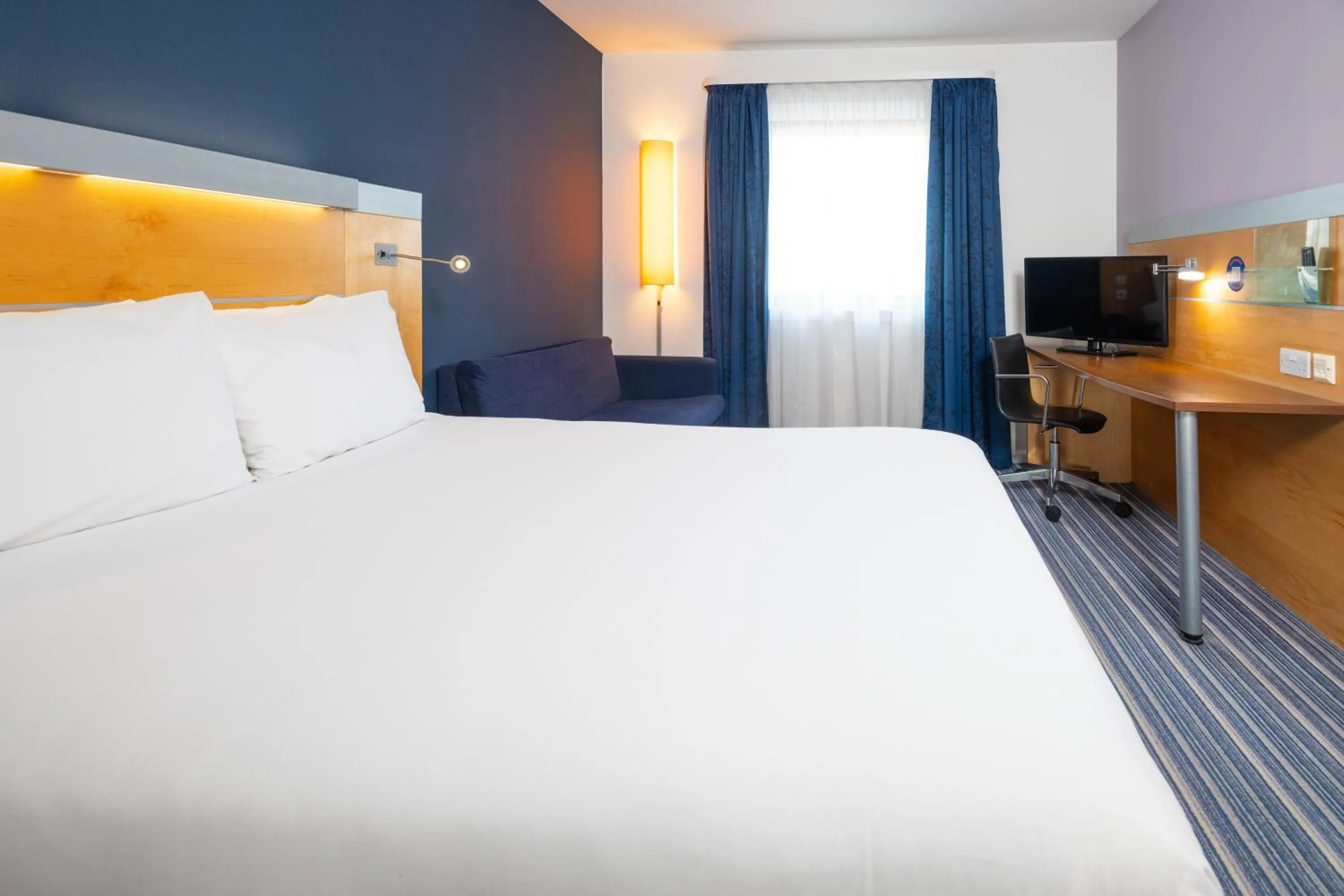 Bedroom, Bed in Holiday Inn Express Bedford by IHG