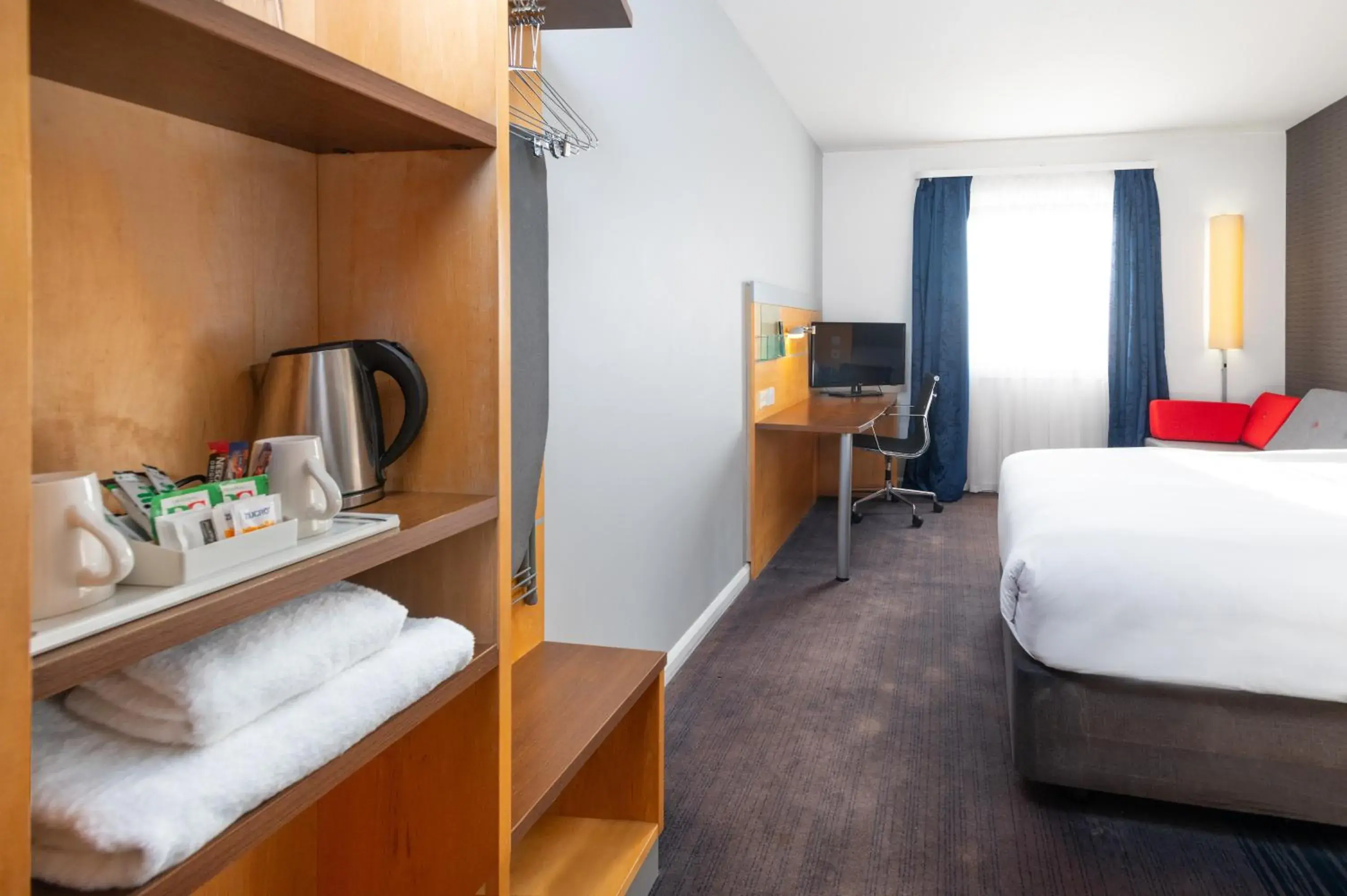 Bedroom, Bed in Holiday Inn Express Bedford by IHG Bedroom, Bed in Holiday Inn Express Bedford by IHG