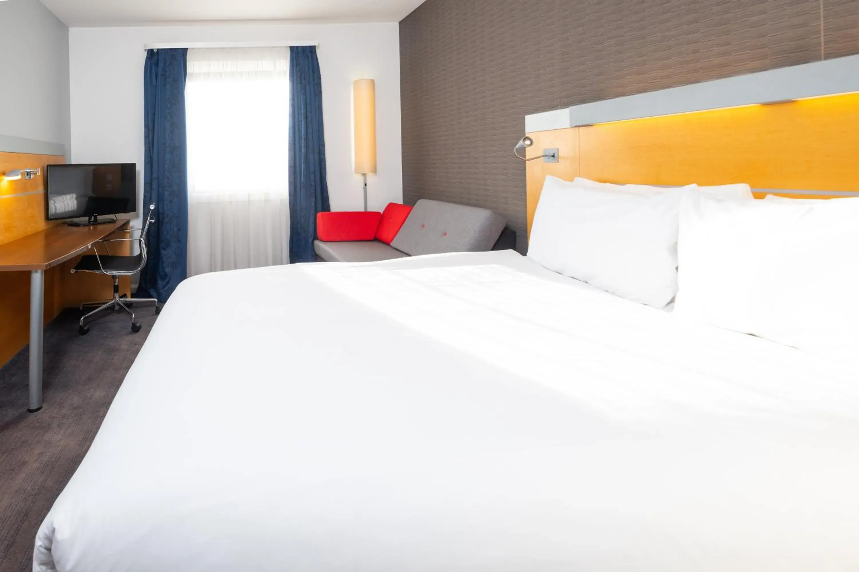 Bedroom, Bed in Holiday Inn Express Bedford by IHG Bedroom, Bed in Holiday Inn Express Bedford by IHG