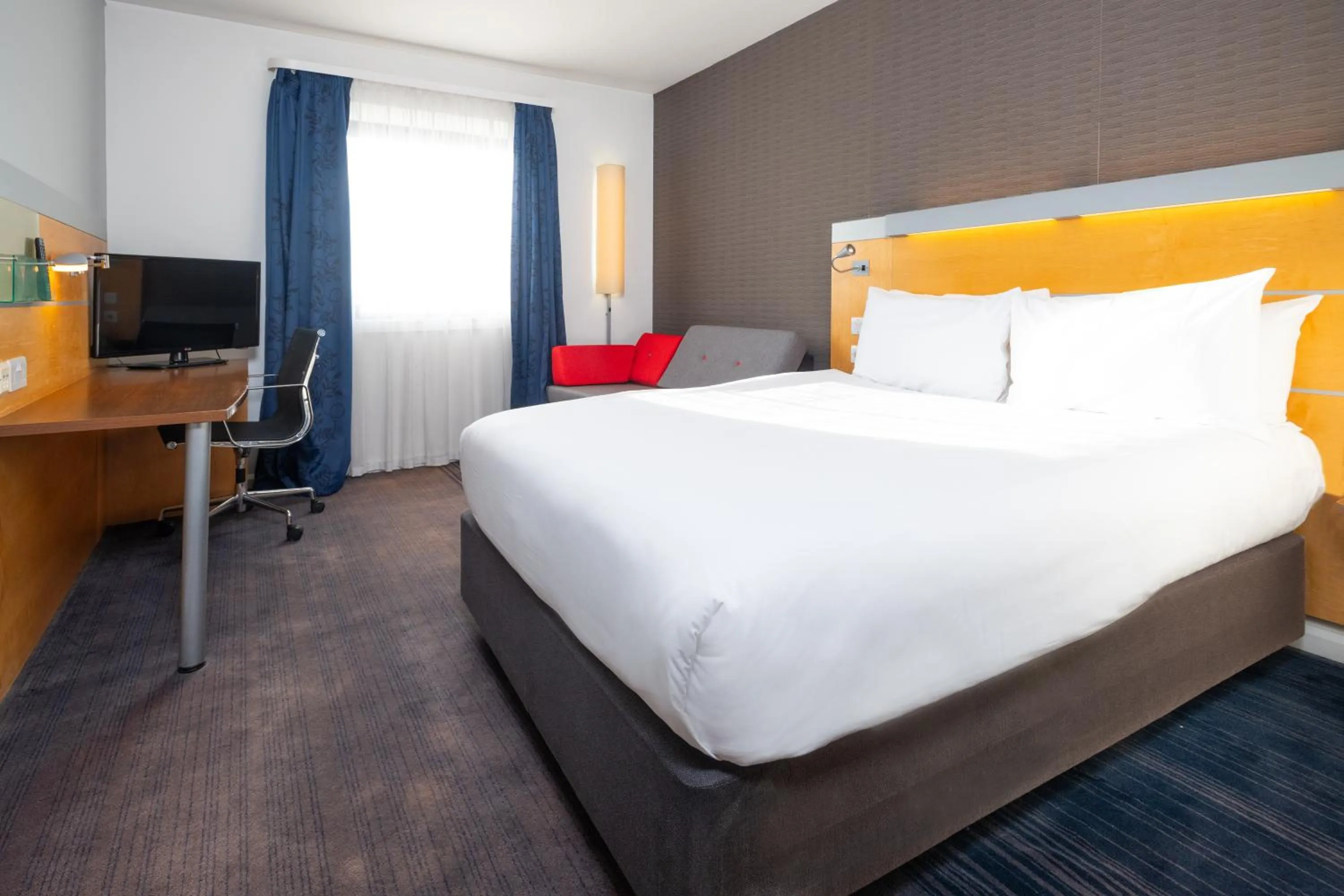 Bedroom, Bed in Holiday Inn Express Bedford by IHG
