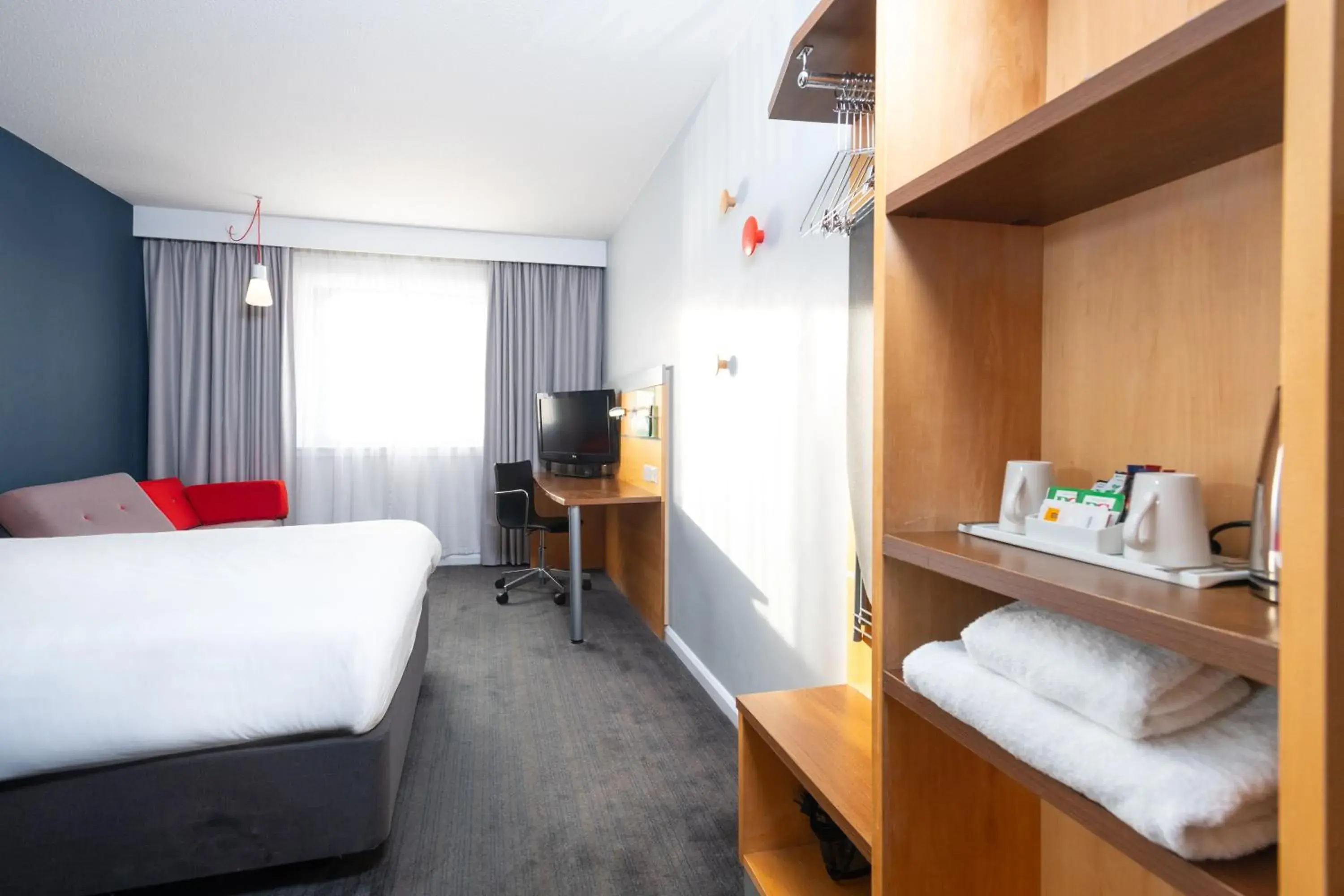 Bedroom, Bed in Holiday Inn Express Bedford by IHG Bedroom, Bed in Holiday Inn Express Bedford by IHG