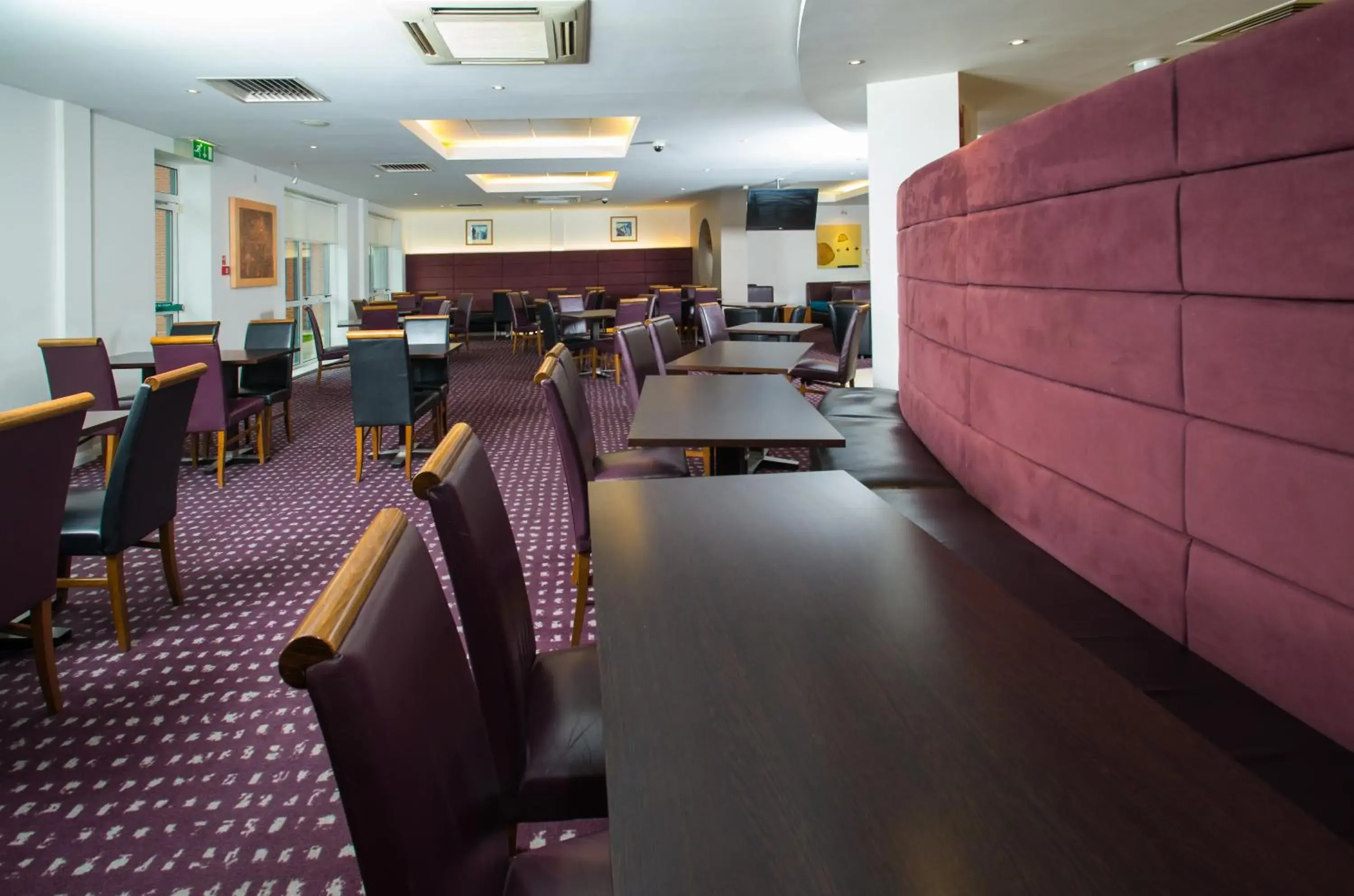 Lounge or bar in Holiday Inn Express Bedford by IHG Lounge or bar in Holiday Inn Express Bedford by IHG