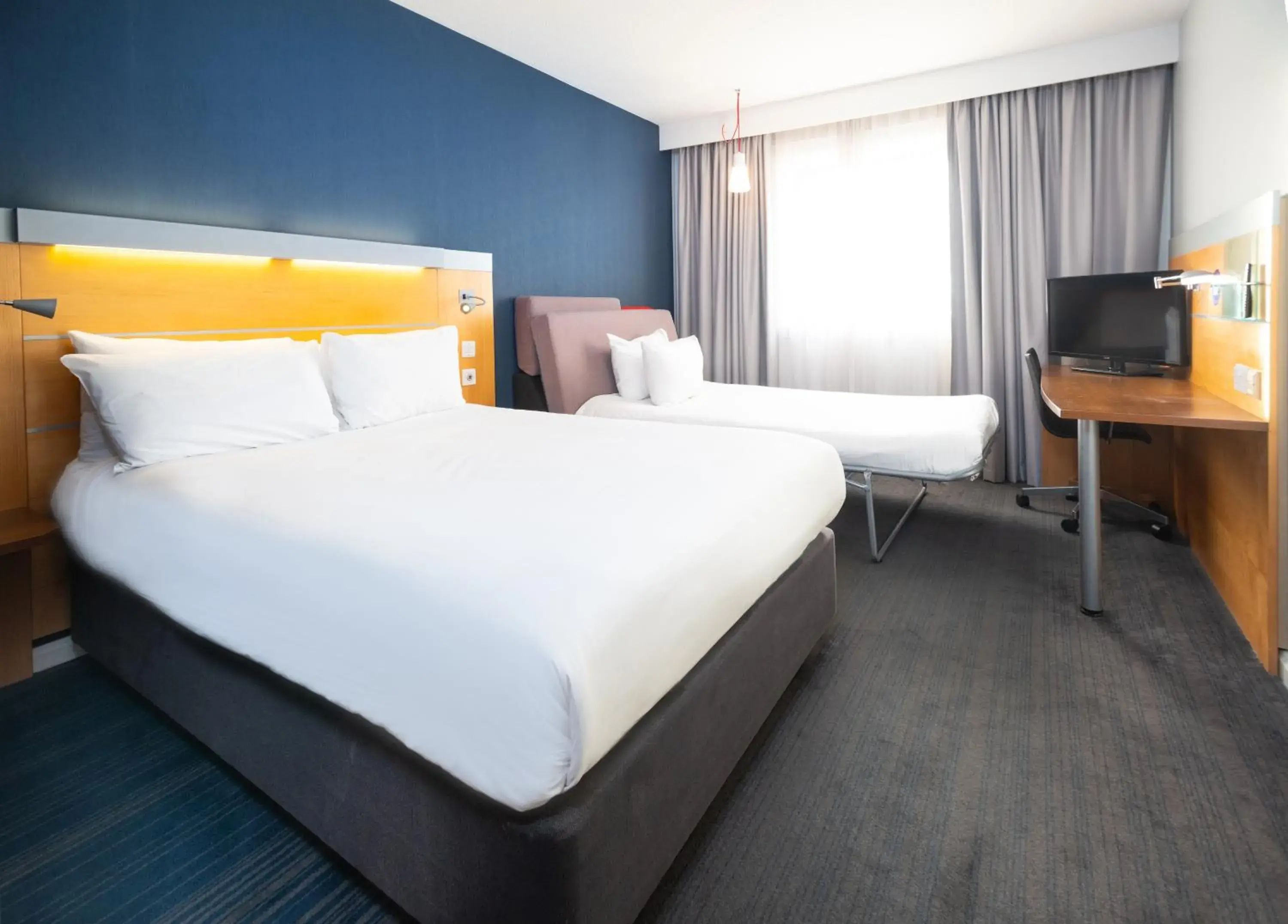 Bedroom, Bed in Holiday Inn Express Bedford by IHG Bedroom, Bed in Holiday Inn Express Bedford by IHG