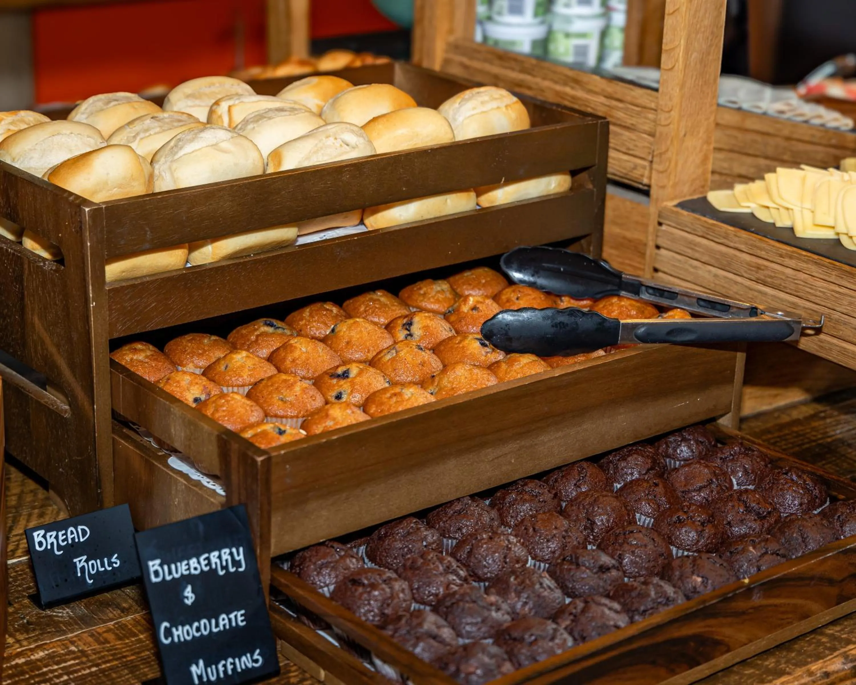 Food and drinks in Holiday Inn London West by IHG