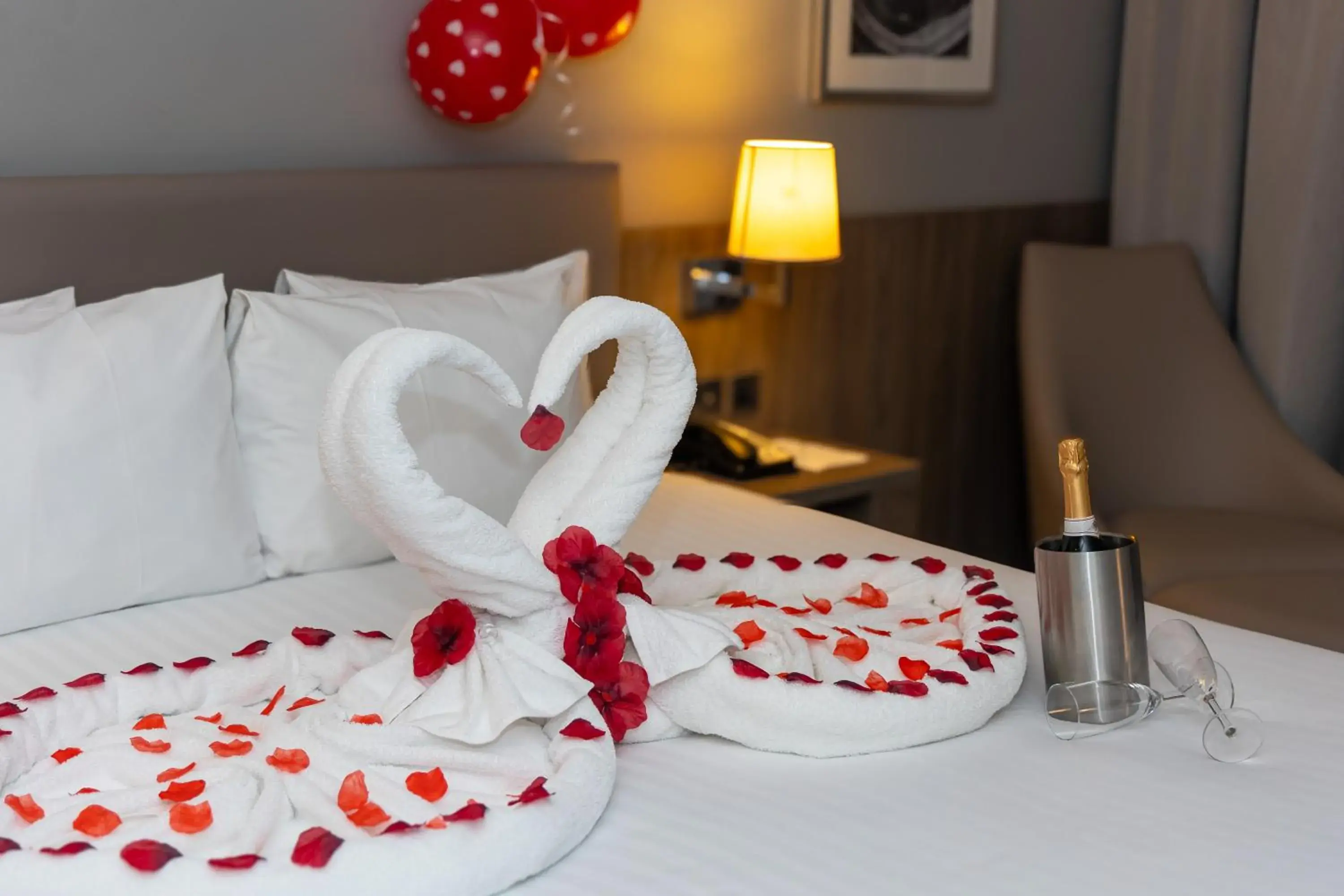 Bed in Holiday Inn London West by IHG Bed in Holiday Inn London West by IHG